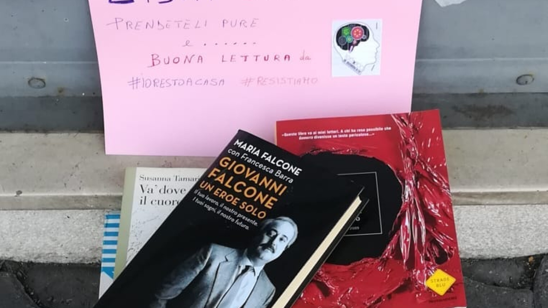 Libri gratis sul marciapiede, l'iniziativa per alleviare il dolore