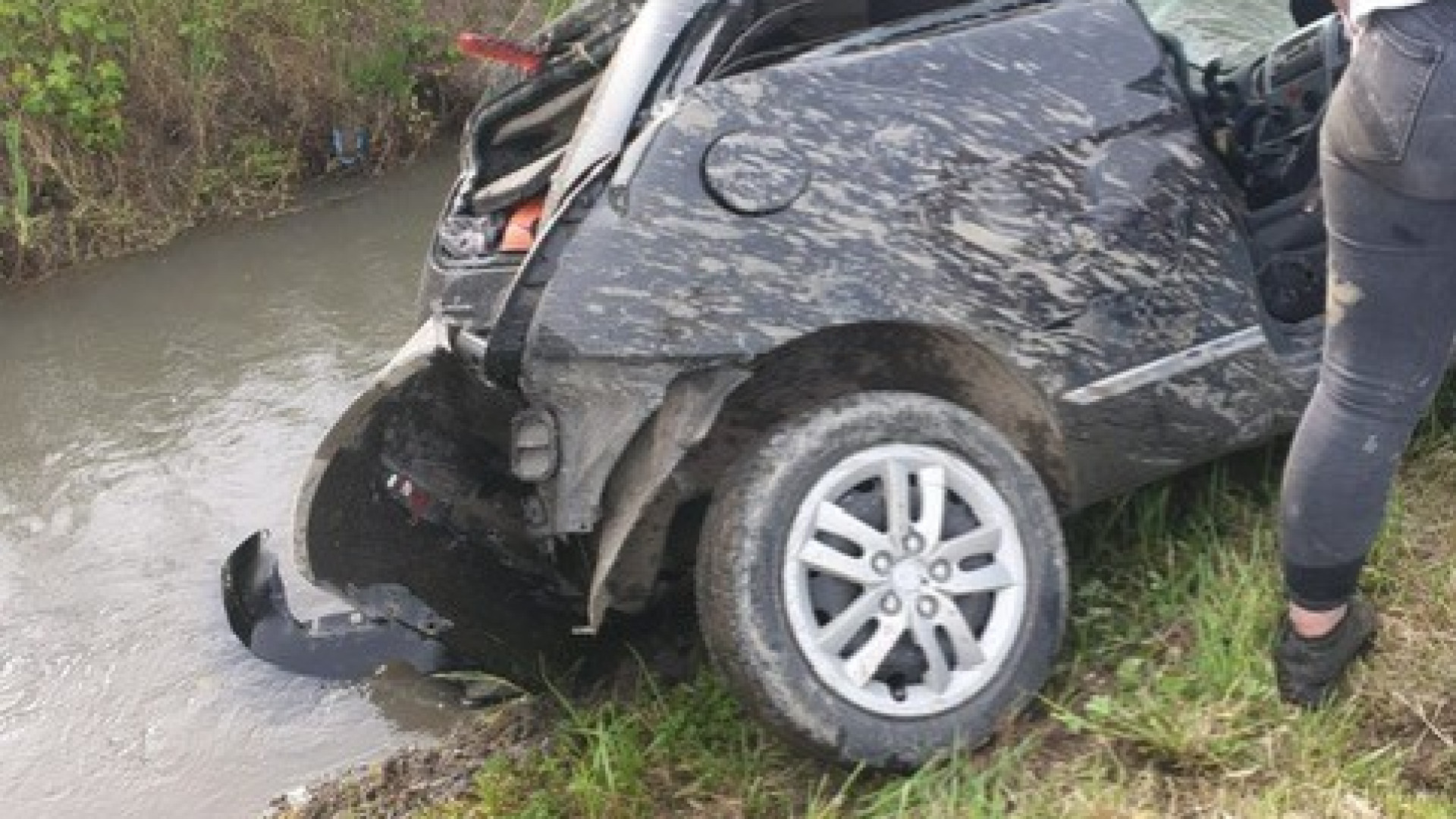 Auto nel fossato pieno d'acqua a Gragnano. Soccorsa la donna al volante