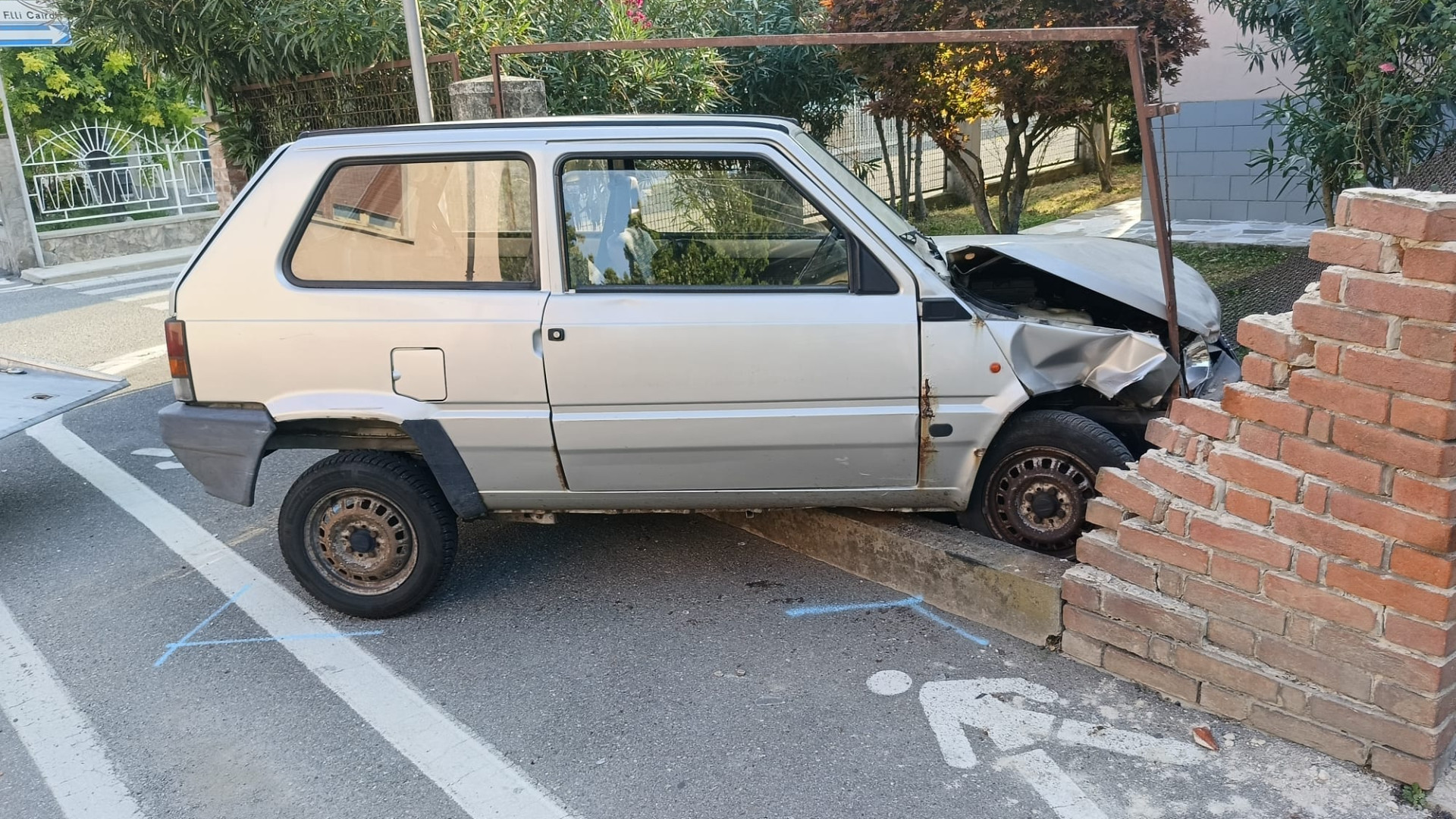 Castel San Giovanni, Panda si schianta contro un muretto dopo un urto: 87enne ferito