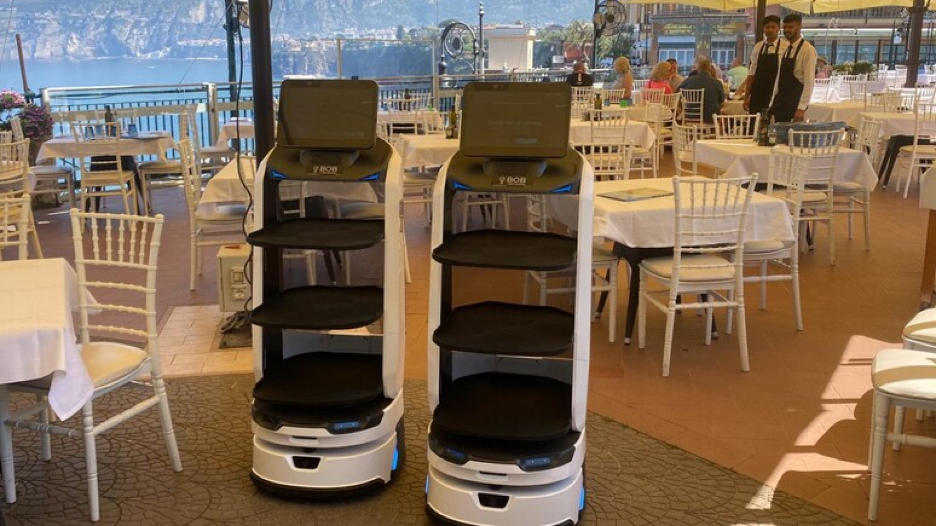 Macchine e posti di lavoro: non trova camerieri, così "assume" due robot