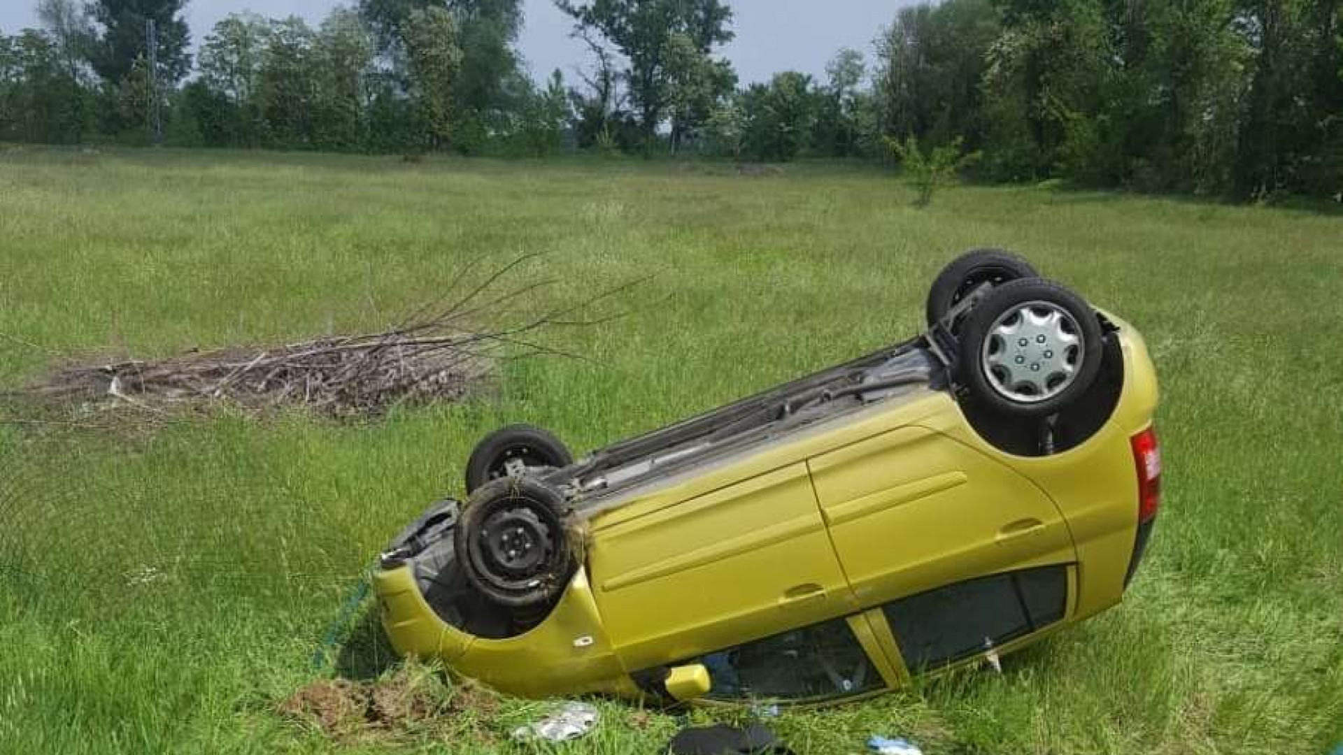 Auto esce di strada in corso Europa e si ribalta nel campo, contusioni per due donne