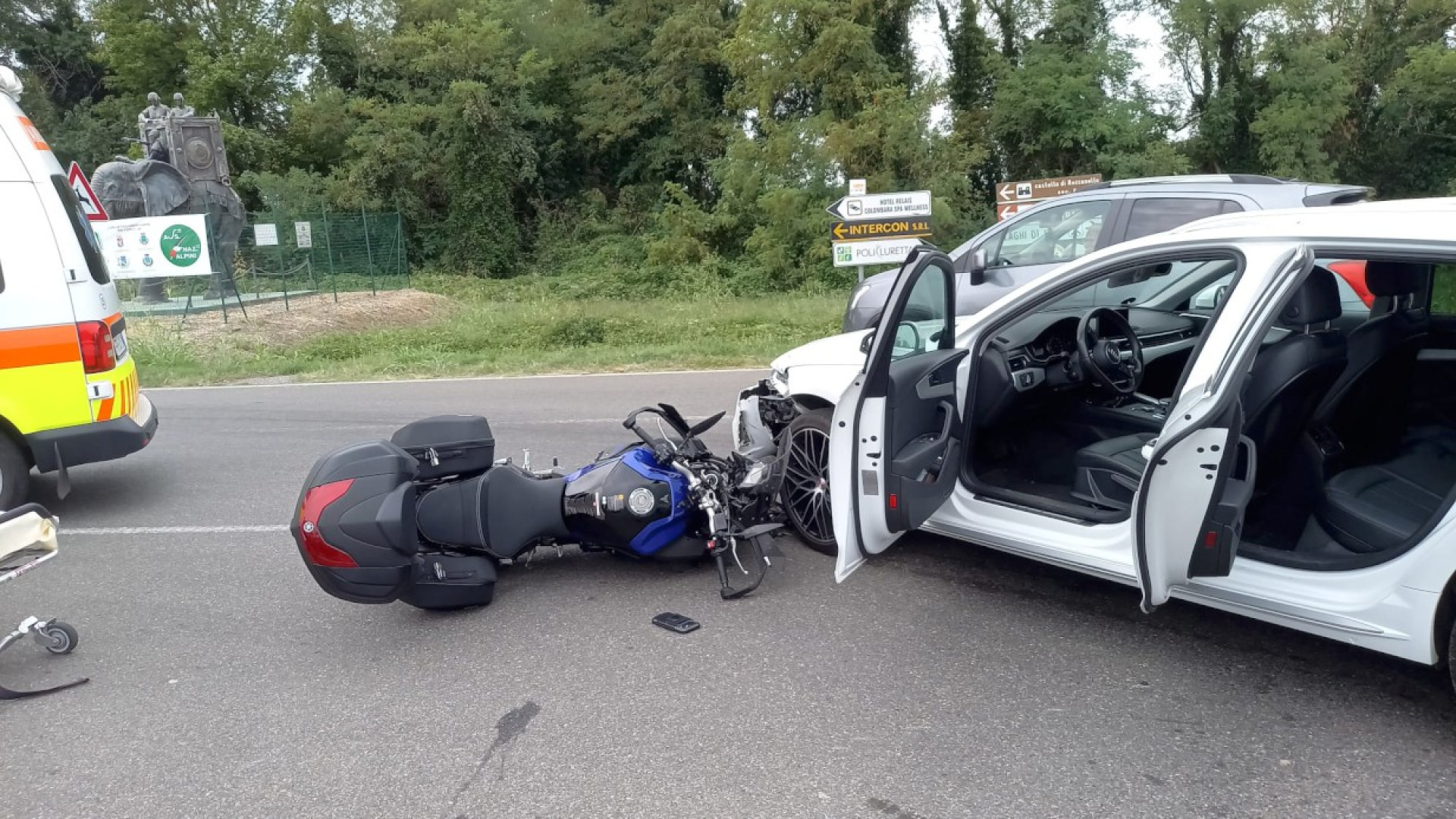 Scontro tra un'auto e una moto sulla provinciale 40 a Tuna, ferito il centauro