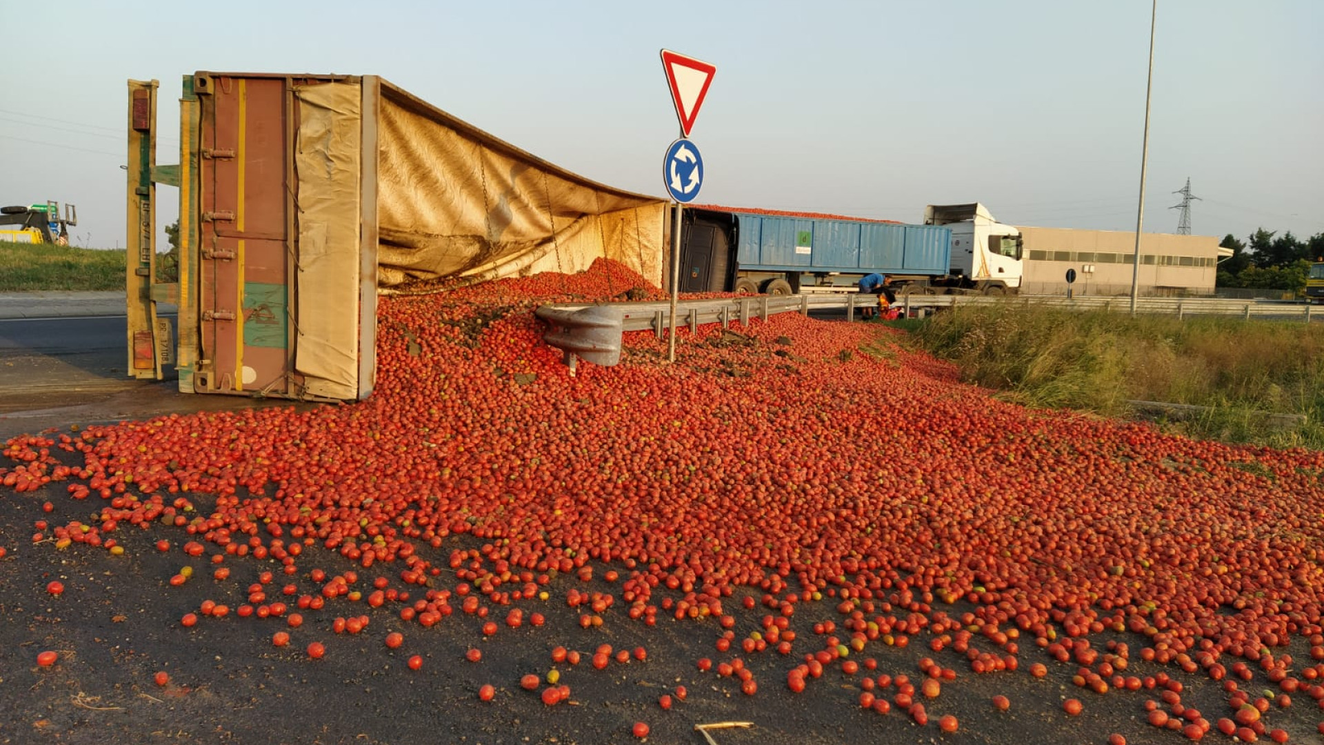 Camion di pomodori si ribalta alla rotonda di Crocetta. Disagi al traffico