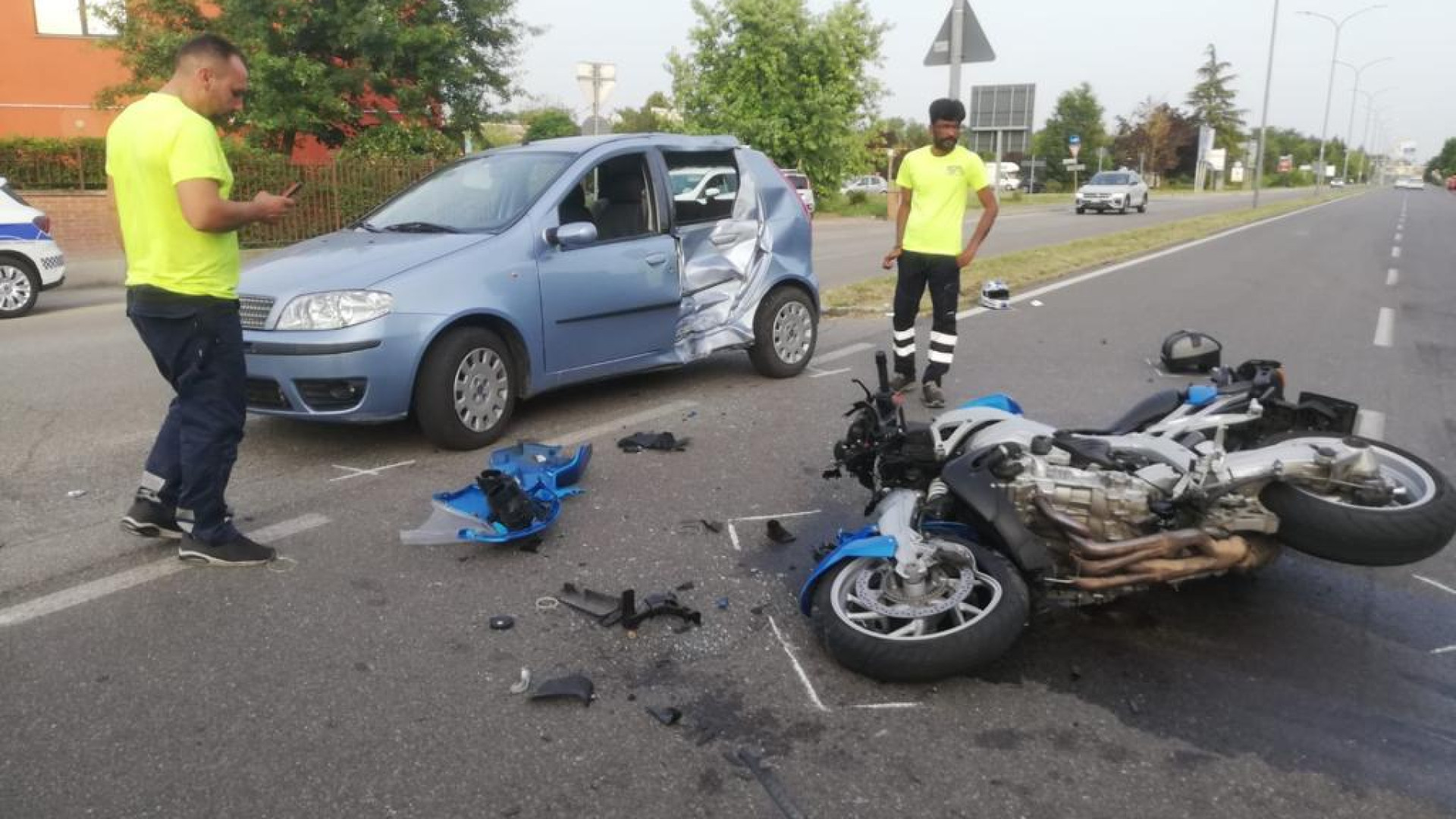 Scontro tra auto e moto in via Primo Maggio: 40enne all'ospedale