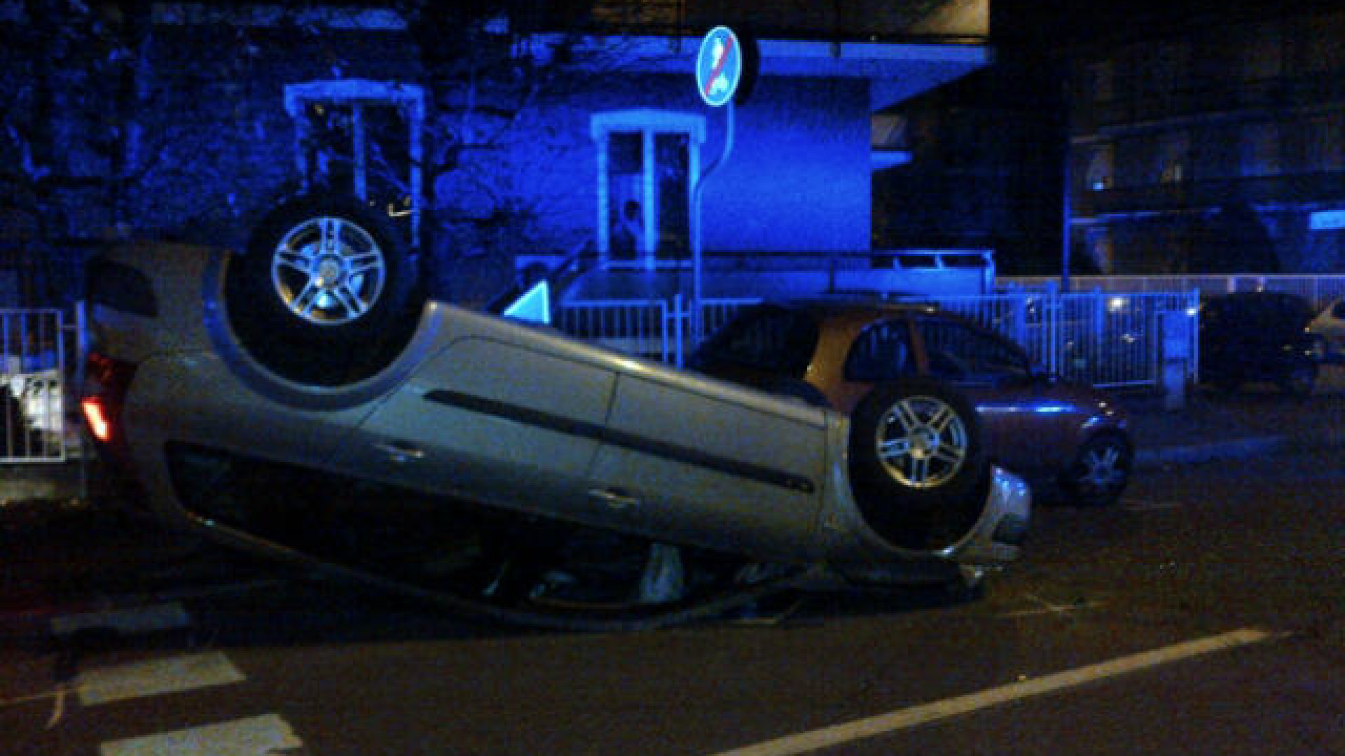 Via Emmanueli, auto si ribalta. Cinque vetture coinvolte, ma nessun ferito