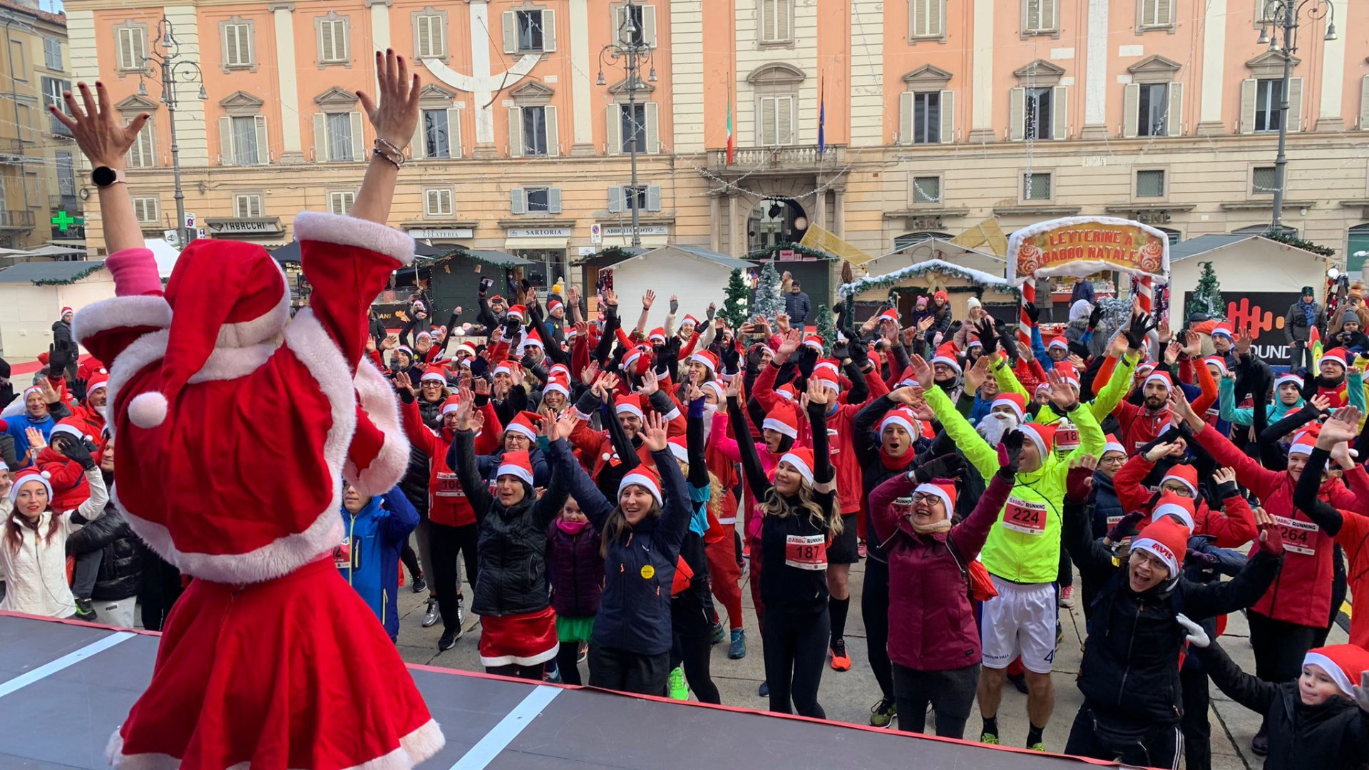 Cappello rosso e spirito natalizio: oltre 300 corridori alla Babbo Running