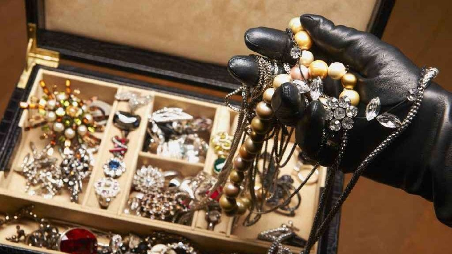 Narcotizzata e derubata: portano via la collana del figlio scomparso