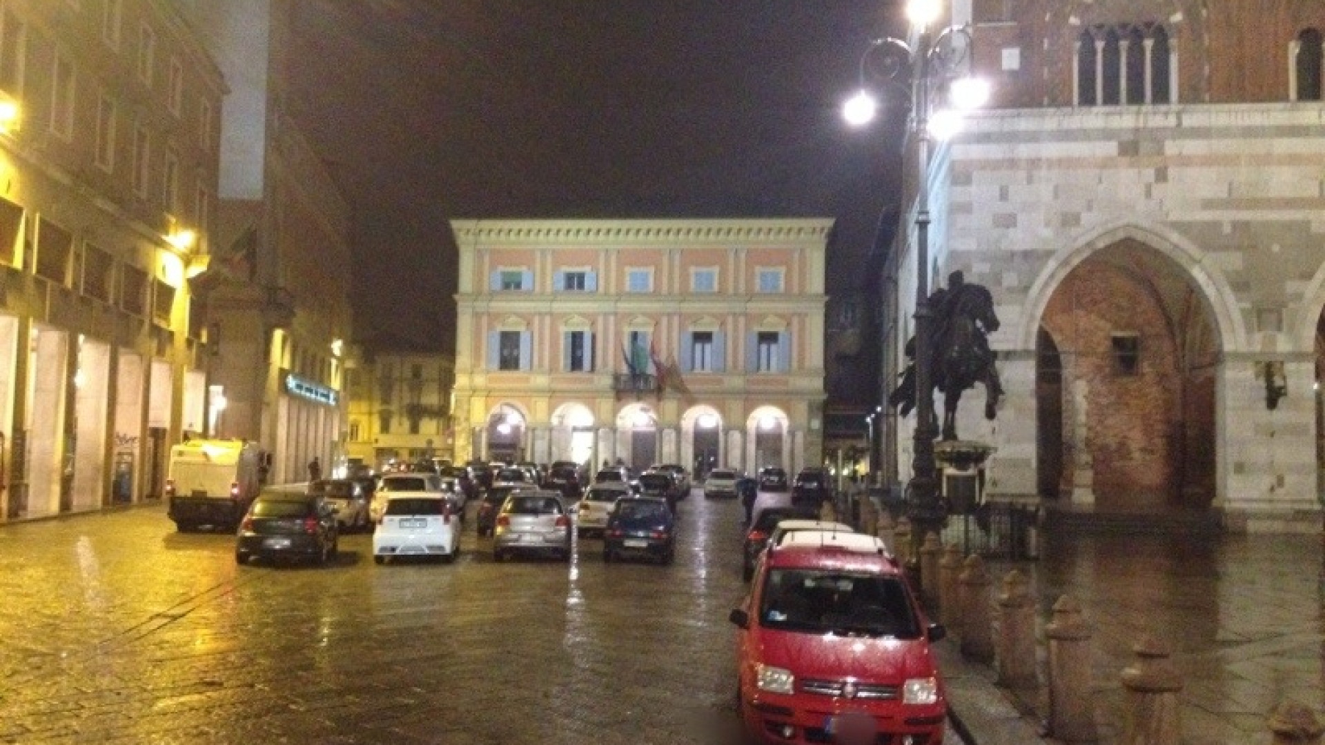 Piazza Cavalli "parcheggione" del week-end: scattata la tolleranza zero