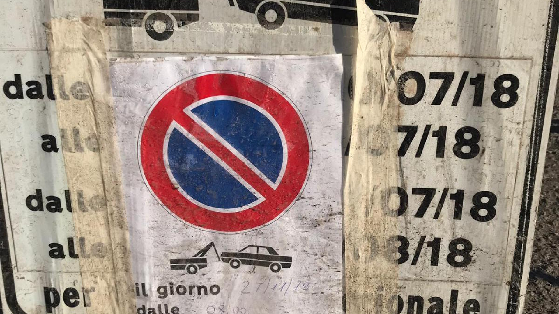 Multata per divieto di sosta lamenta: "Cartello poco visibile scritto a biro"
