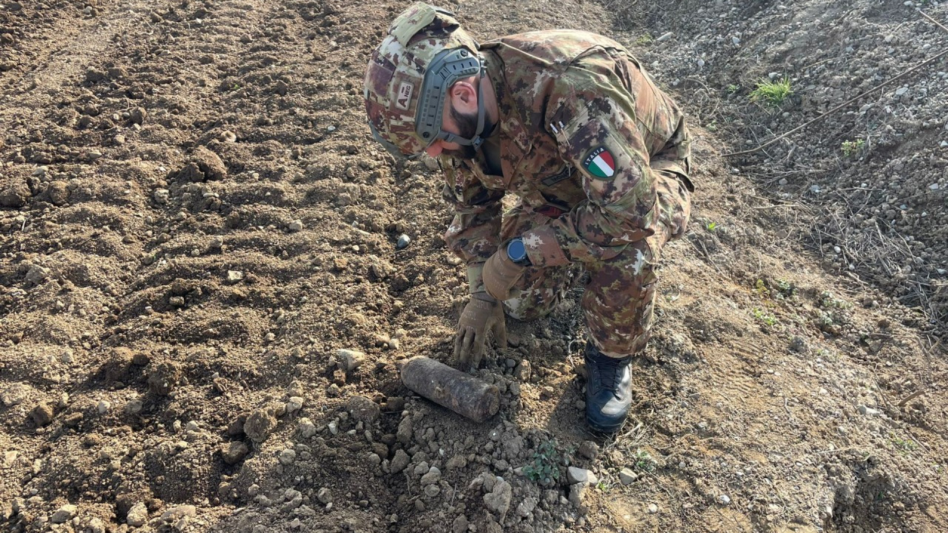 Bomba d'aereo trovata in un campo a San Giorgio. Intervento del Genio pontieri