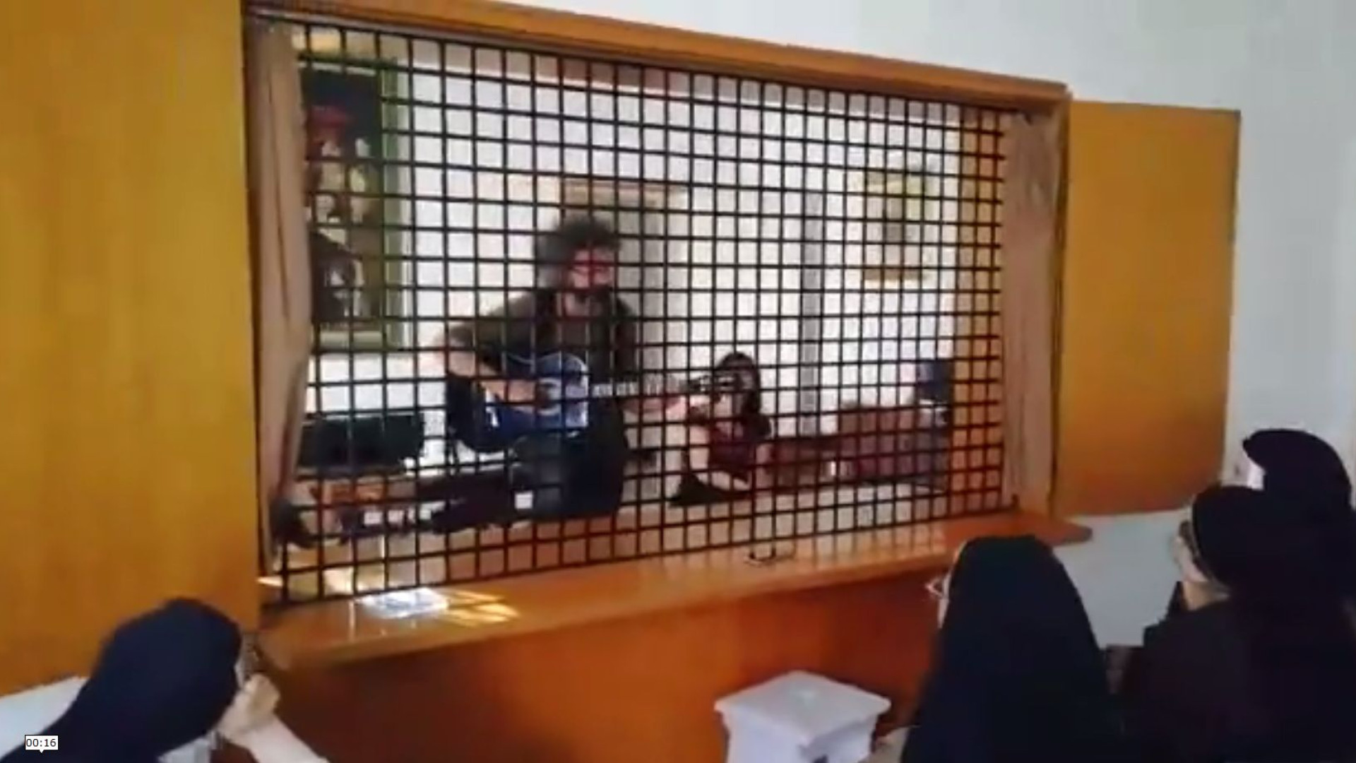 Sorpresa al monastero: Simone Cristicchi canta per le Carmelitane Scalze di Piacenza VIDEO