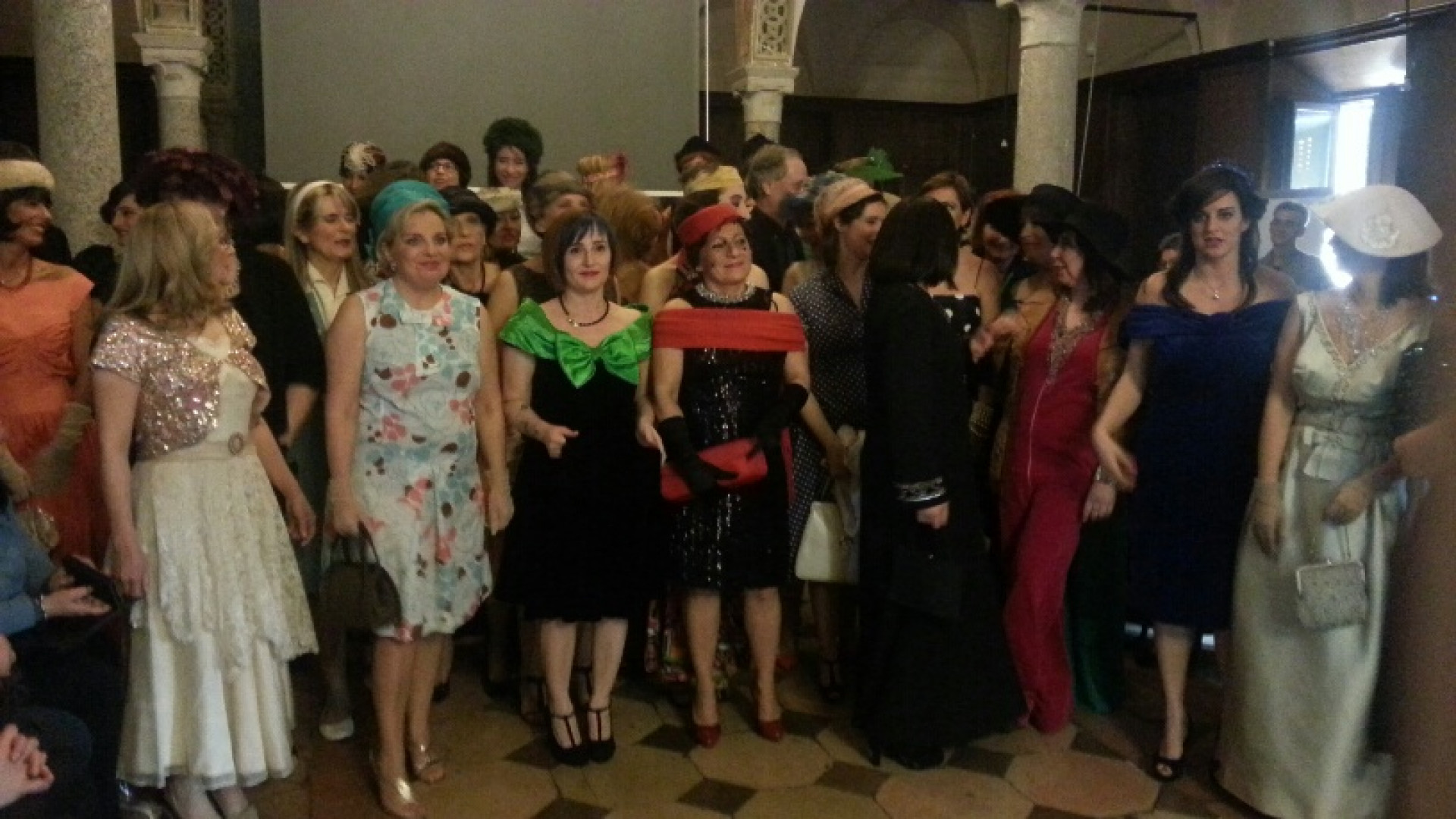 Sfilata vintage per Amop: 30 donne testimoni di coraggio e femminilità