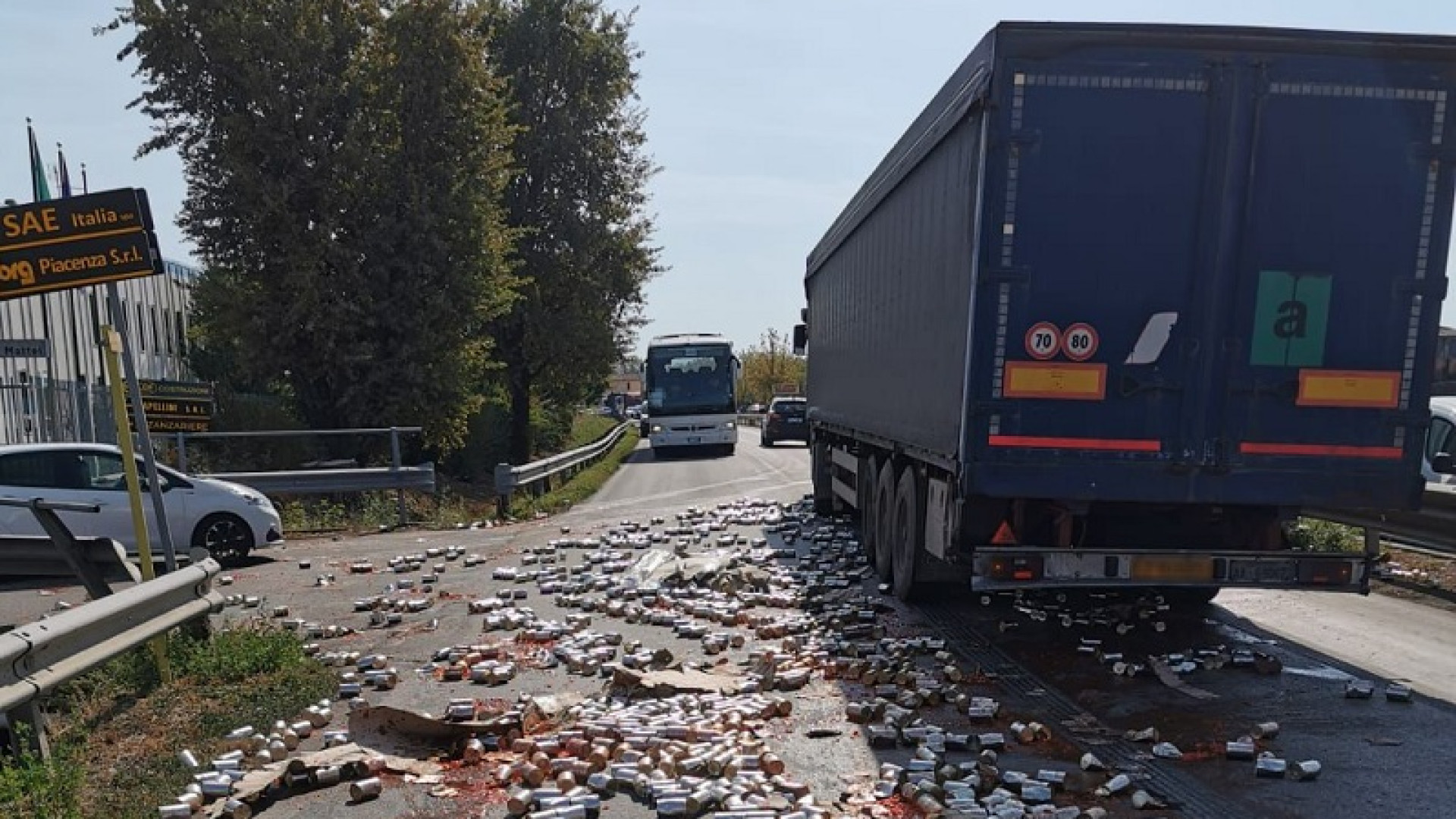 Gariga, camion perde le scatole di pelati lungo la strada. Disagi al traffico