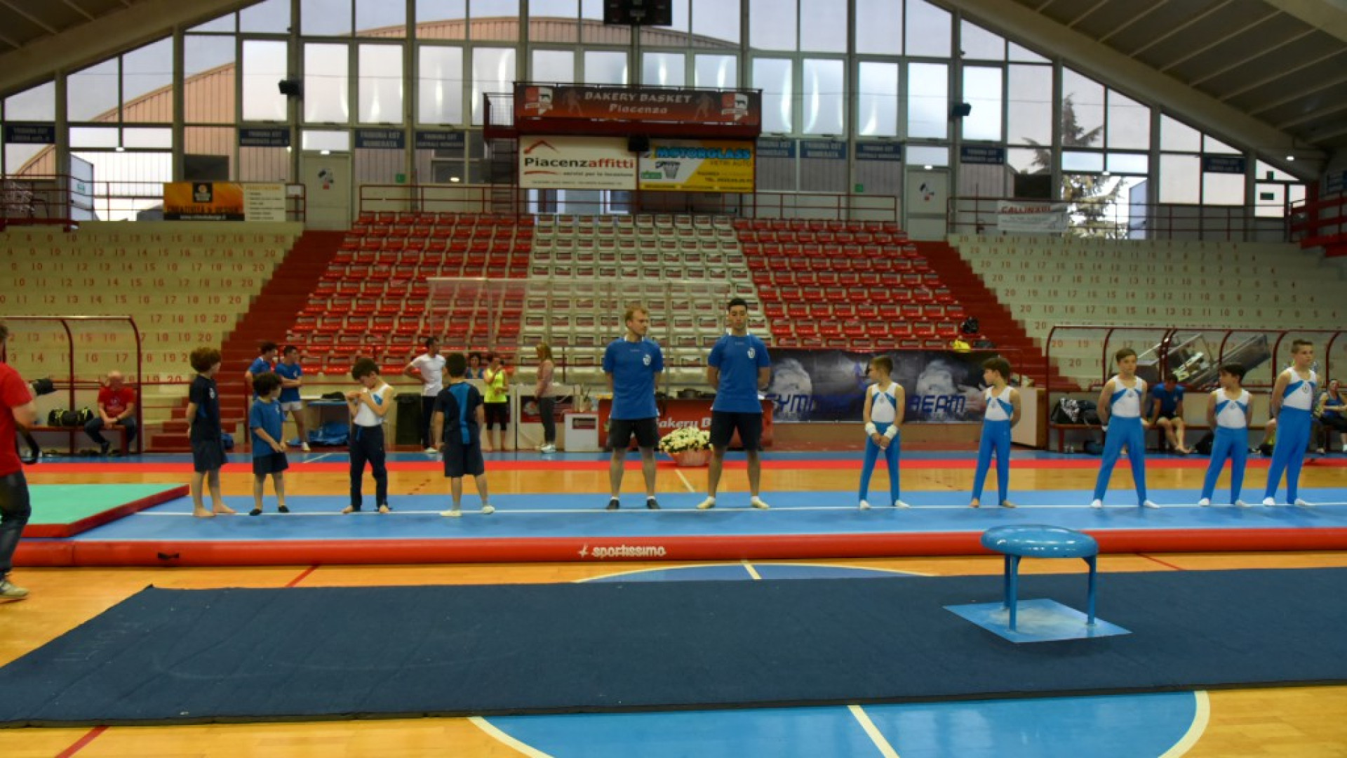 Evoluzioni del corpo e disciplina orientale: saggio di ginnastica artistica al Palasport Anguissola