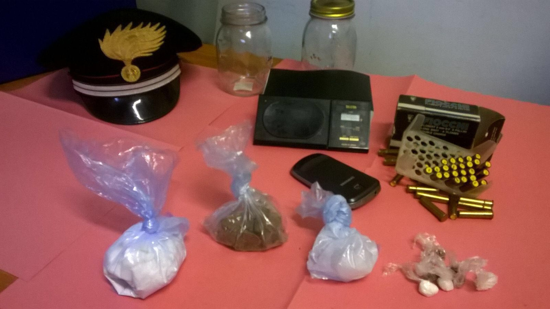 Droga e proiettili in un casolare a Monticelli, due stranieri in fuga