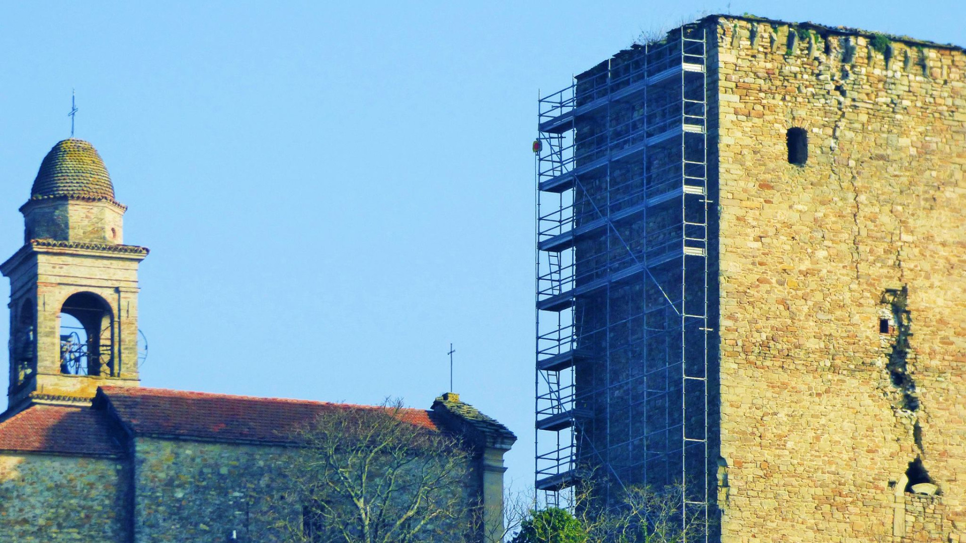 Torrione di Bobbiano, ecco i ponteggi: partono i lavori di restauro