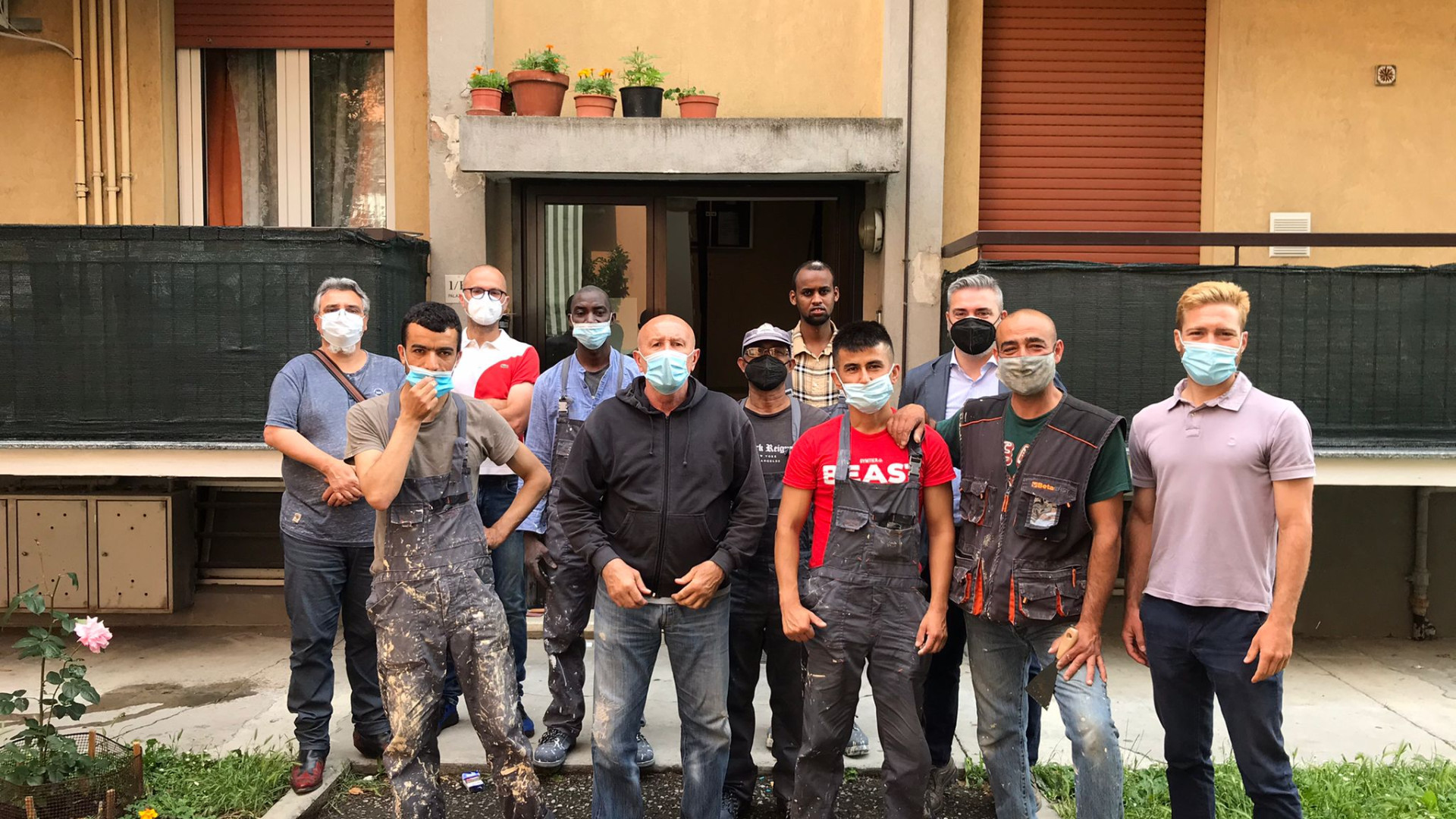 Cantiere-scuola alle case popolari di Acer, al lavoro cinque rifugiati