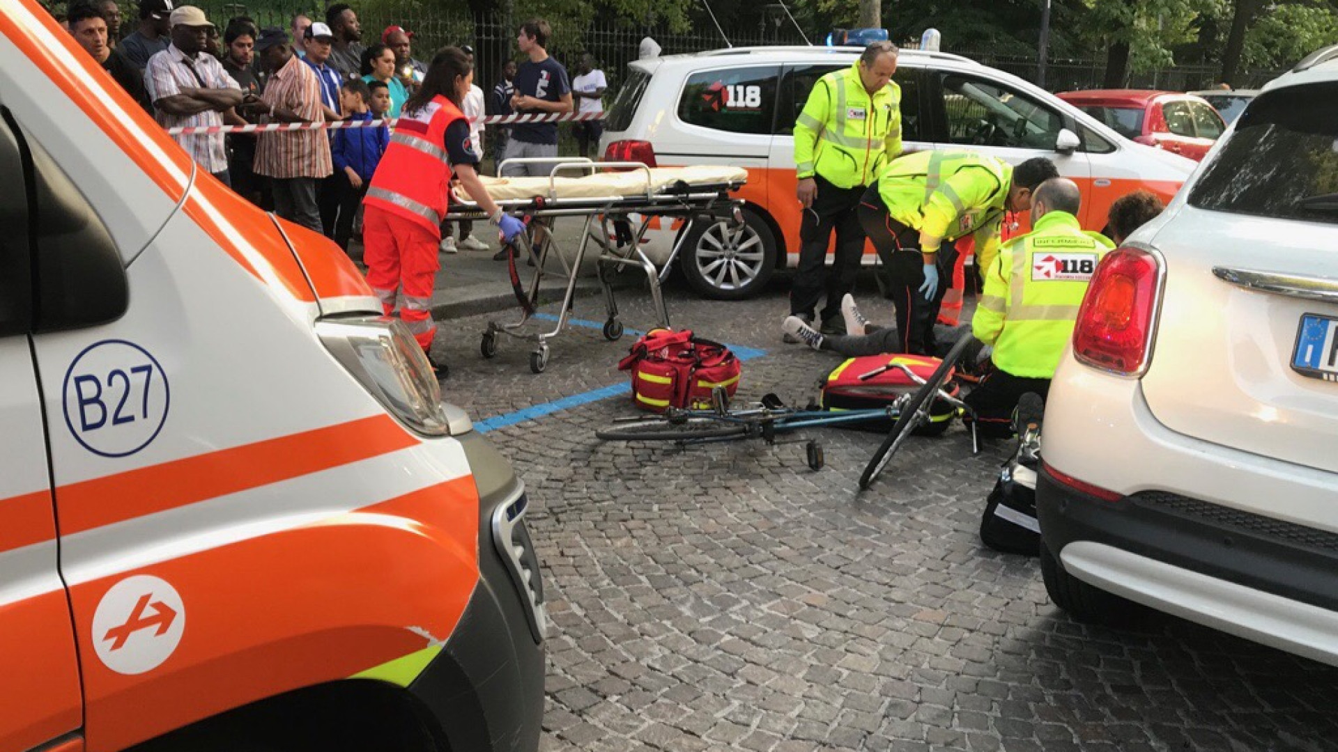 Paura in viale Il Piacentino per un ragazzino in bici falciato da un'auto. D'urgenza al pronto soccorso