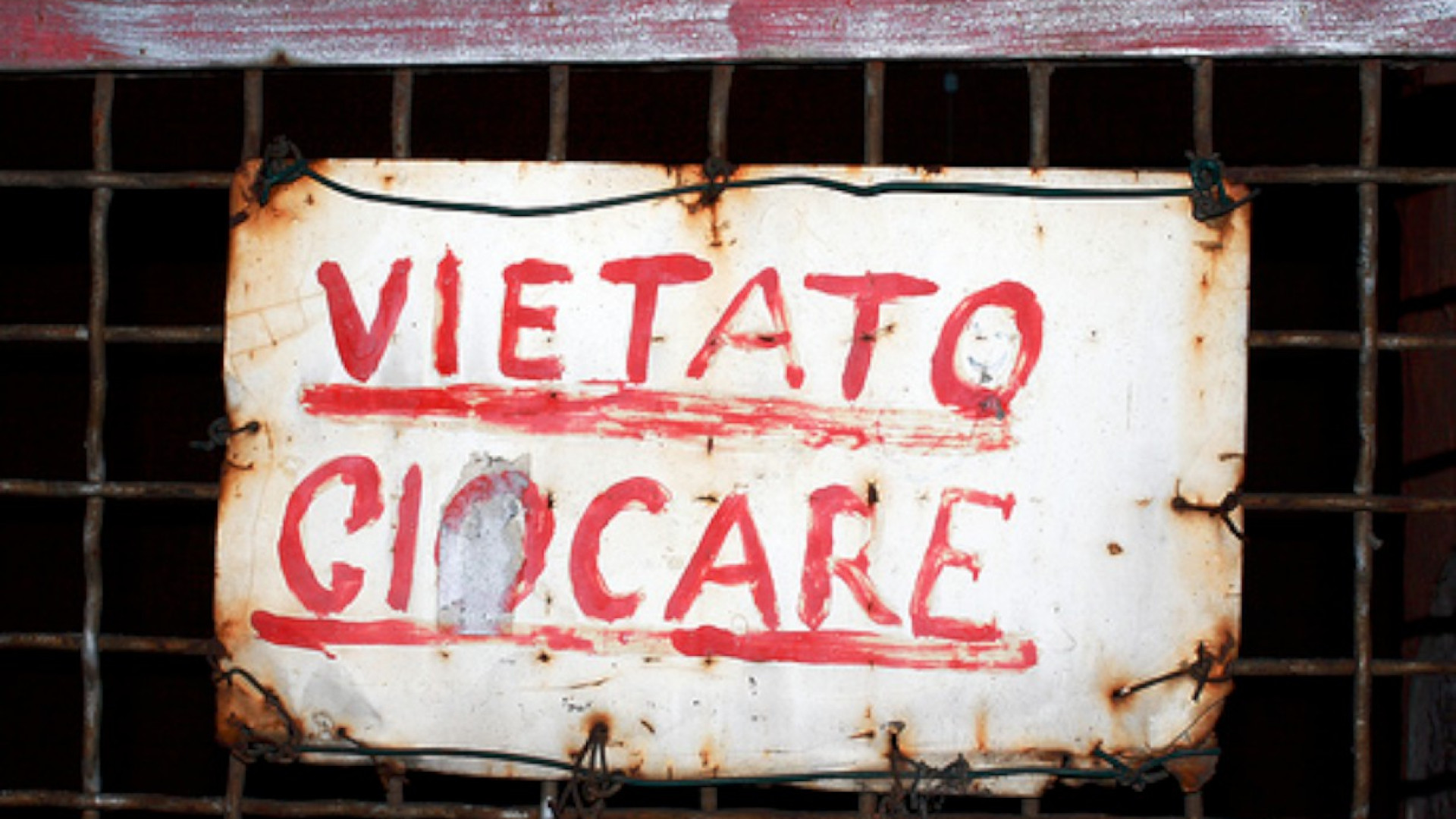 Gioco nei condomini, appello al sindaco: "Ci aiuti, serve un Vietato vietare"