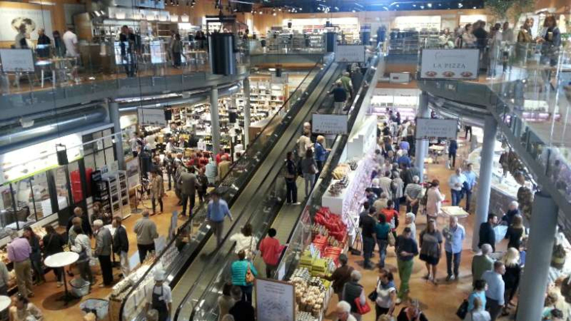 Eataly ha aperto. I piacentini accolti dall'applauso del personale