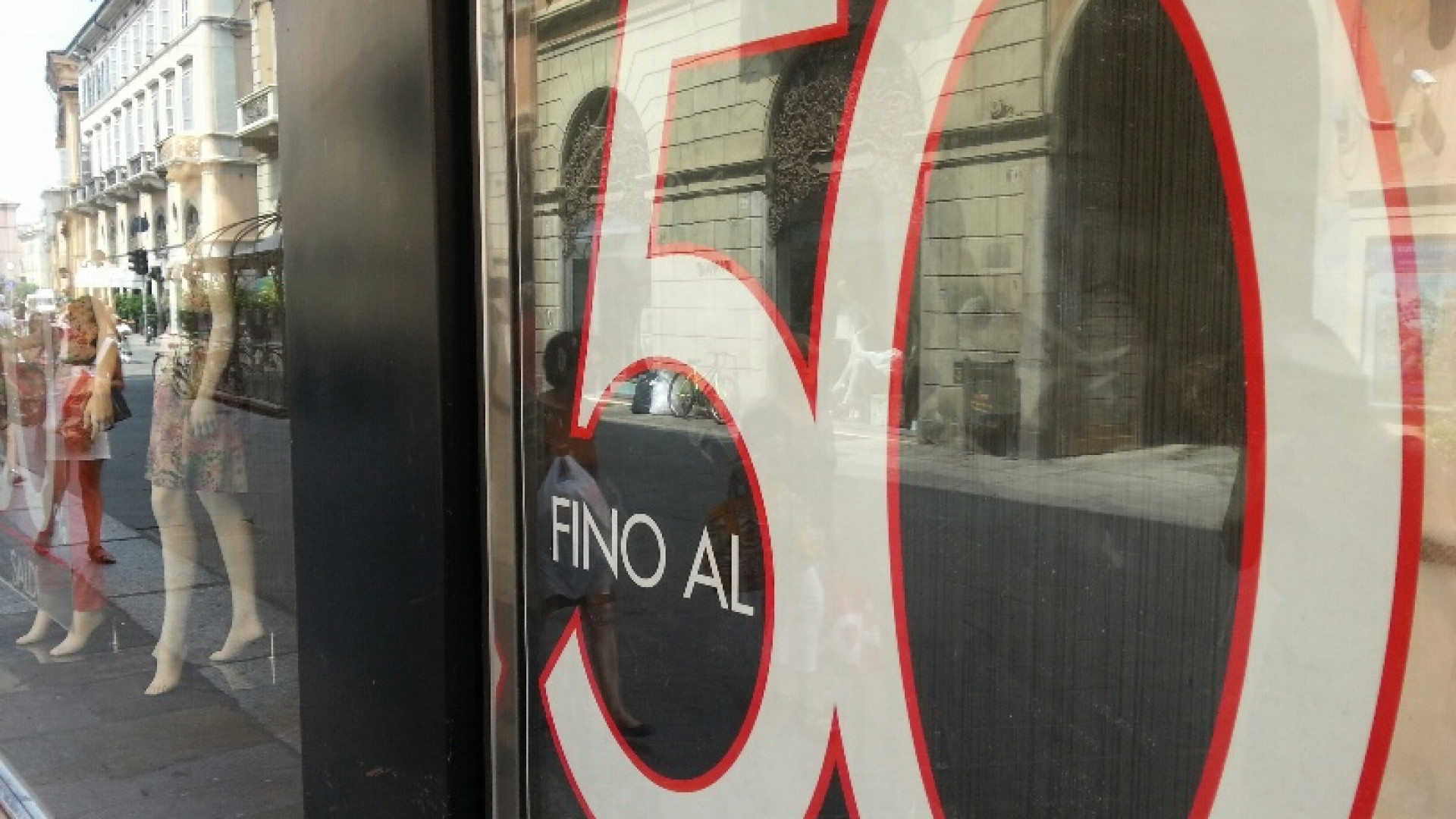 Centro affollato per l'avvio dei saldi. Consumatori a caccia dell'affare