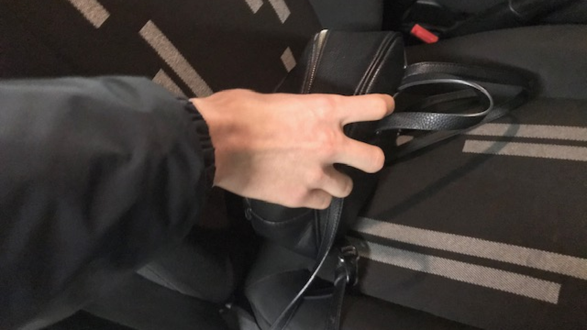 “Le sono cadute le monetine” e le rubano la borsa nel parcheggio del supermercato