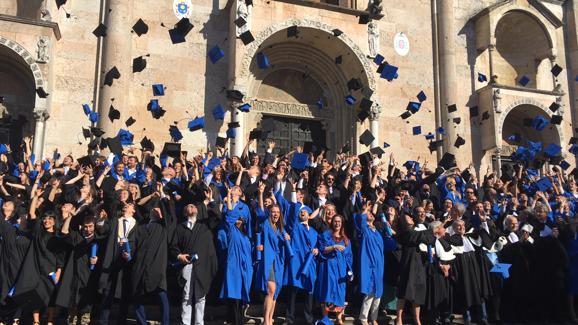 In Piazza Duomo festeggiamenti per i laureati della Cattolica. Suggestivo lancio del tocco FOTO E VIDEO