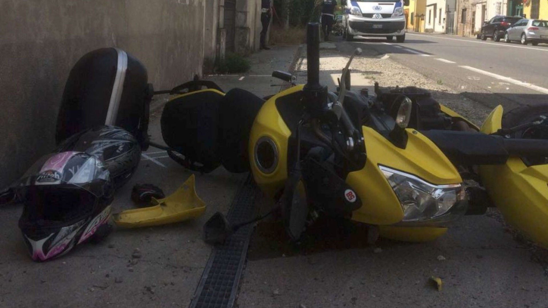 Violento scontro auto-moto a La Verza, gravissima ragazza finita contro un muro