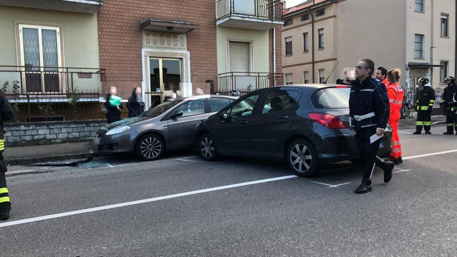 Perde il controllo e finisce contro vettura in sosta: donna gravemente ferita