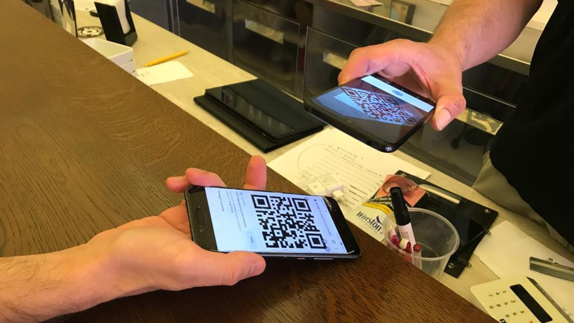 Controllo del green pass nei negozi dal 1 febbraio: le risposte del governo