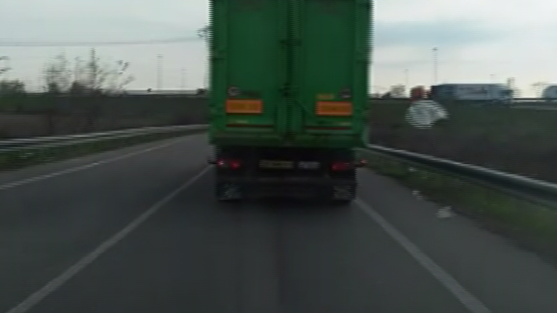 Camion perde plastica tra Borgoforte e Pontenure, Iren: "Un errore. Strada ripulita"
