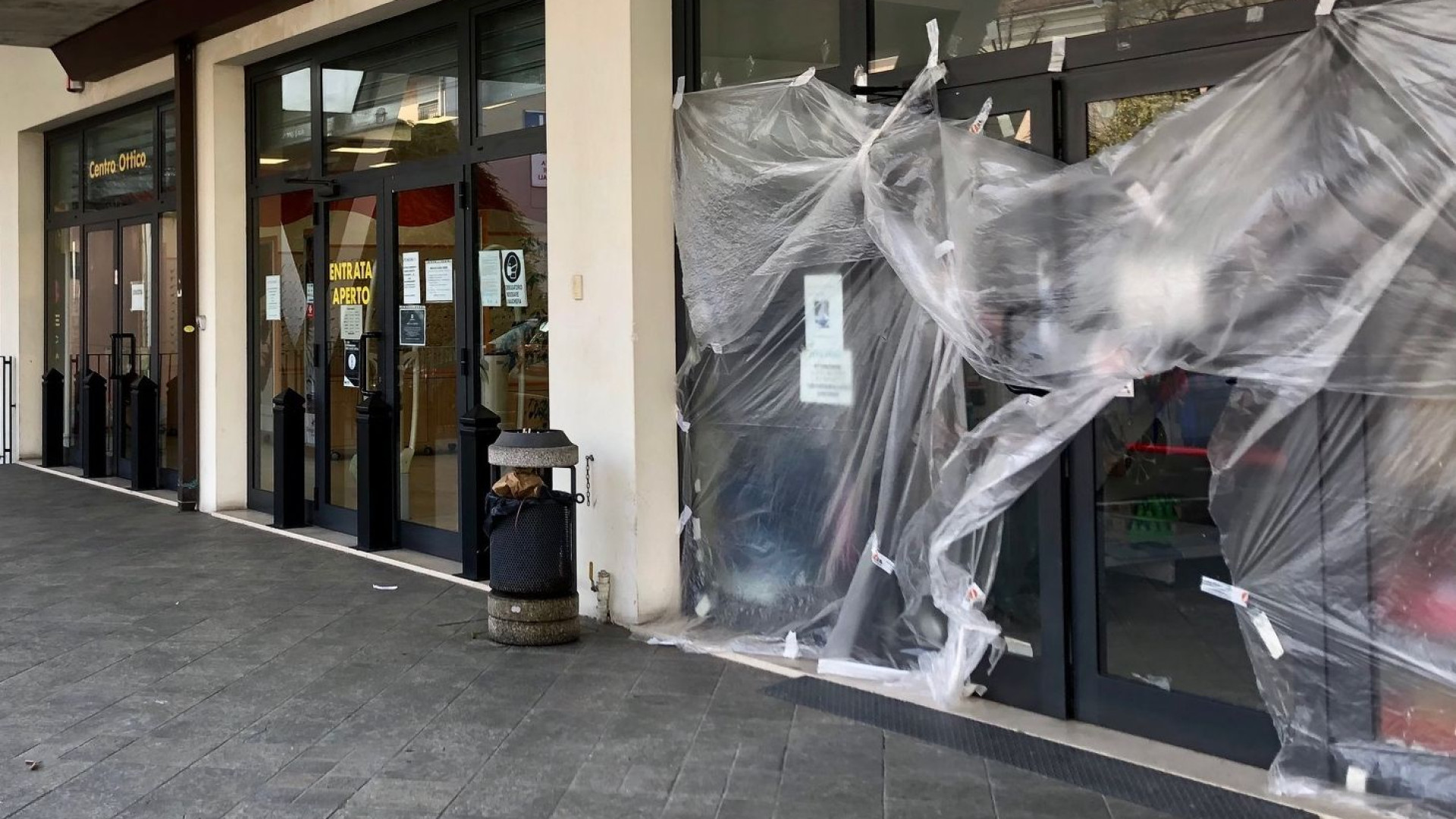 Tentano il colpo da migliaia di euro al negozio di ottica: banda in fuga