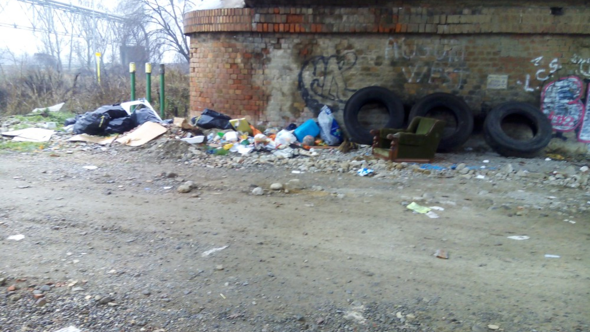 Discarica abusiva sotto il ponte del Trebbia: copertoni, computer e poltrona