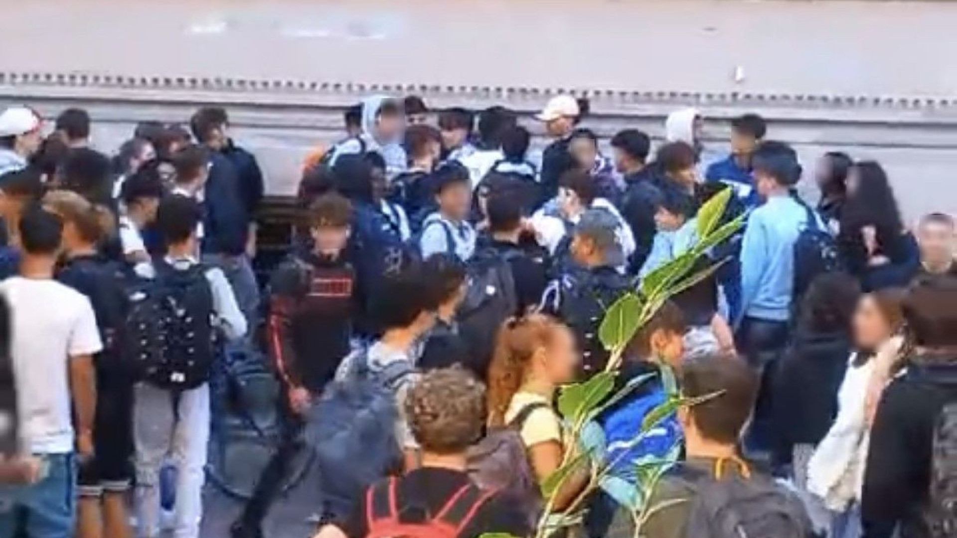 Insulti e spintoni: lite tra giovani in via Baciocchi. Due volanti della polizia sul posto