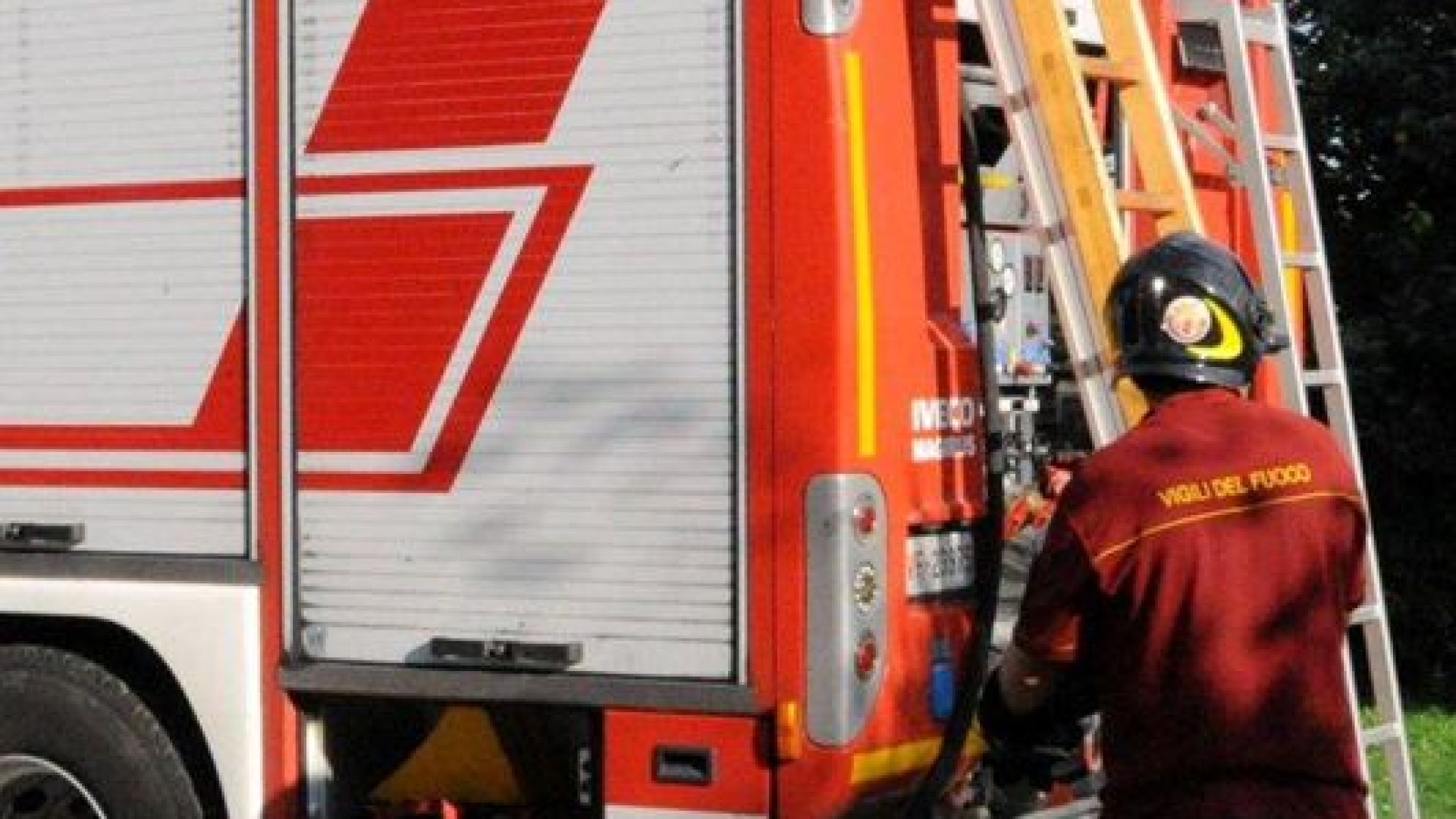 Carmiano, auto fuori stradaUna persona incastrata tra le lamiere