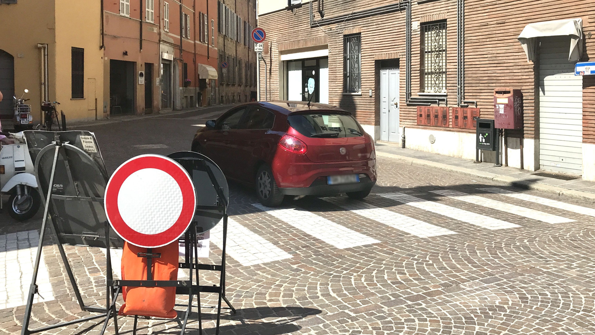 Auto controsenso: "Viabilità in tilt per il cantiere di via Taverna"