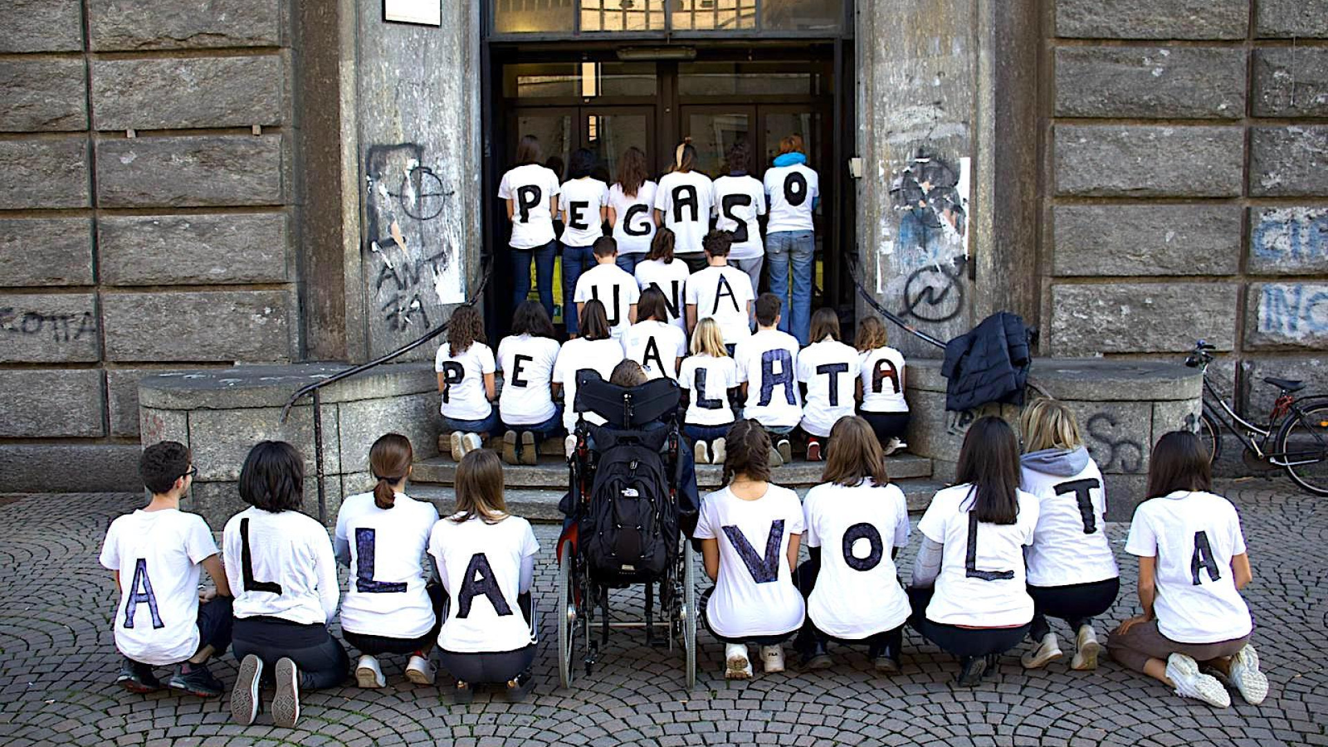 Una raccolta fondi per regalare una bici speciale al compagno disabile