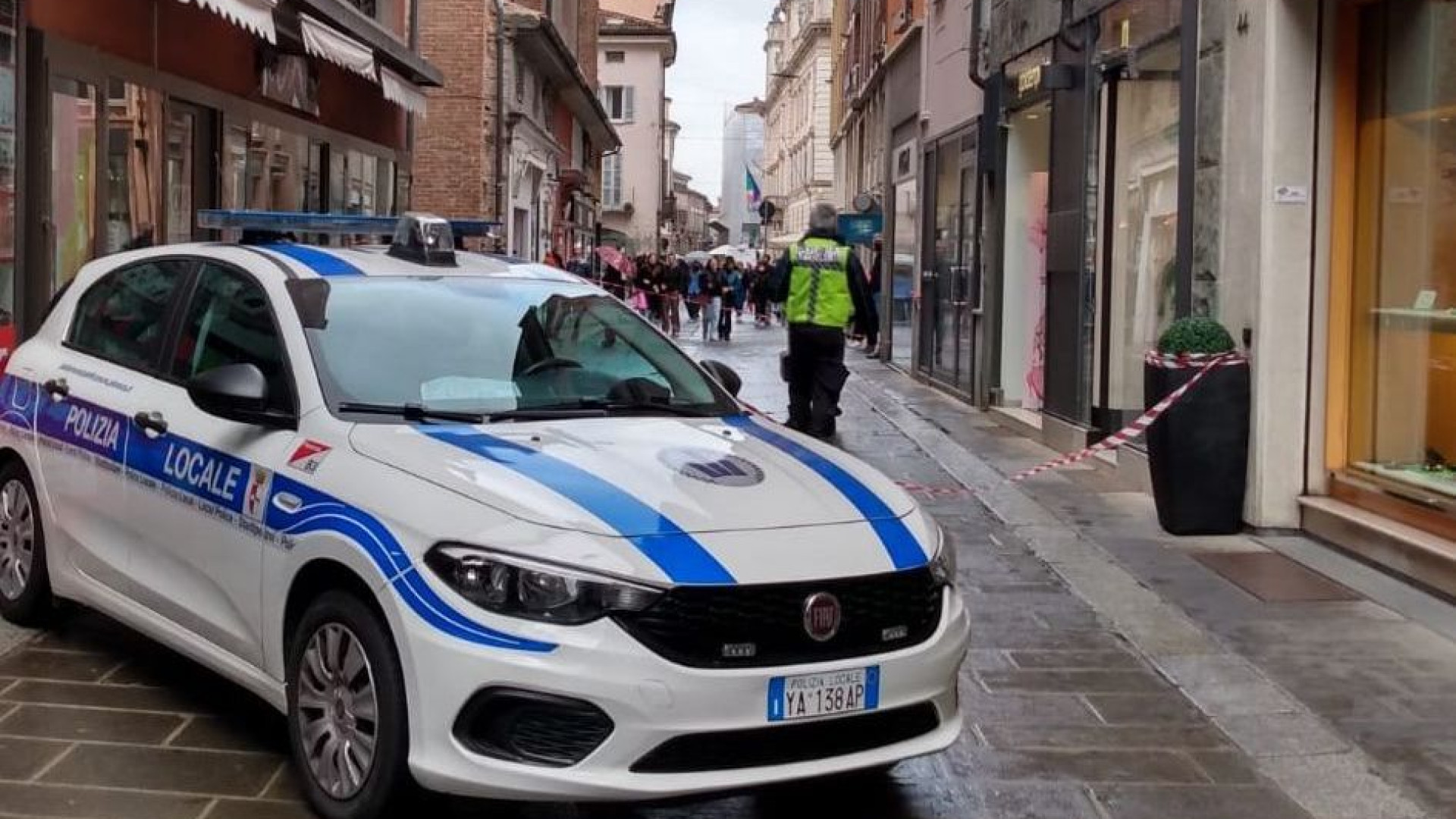 Cadono calcinacci da un cornicione, intervento dei vigili del fuoco in via Venti
