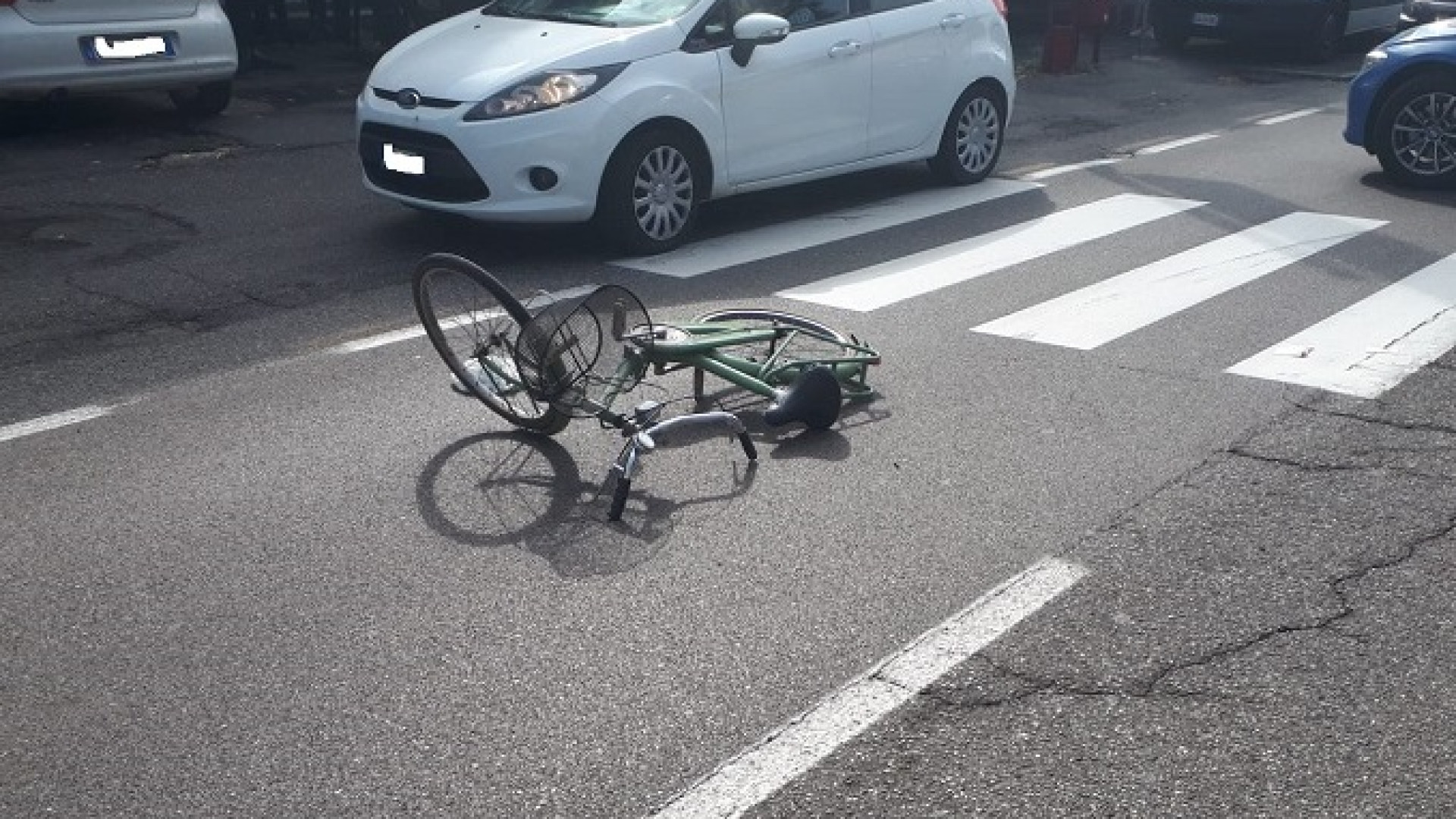 Ciclista di 82 anni travolta da un'auto lungo la via Emilia Pavese: è in gravi condizioni