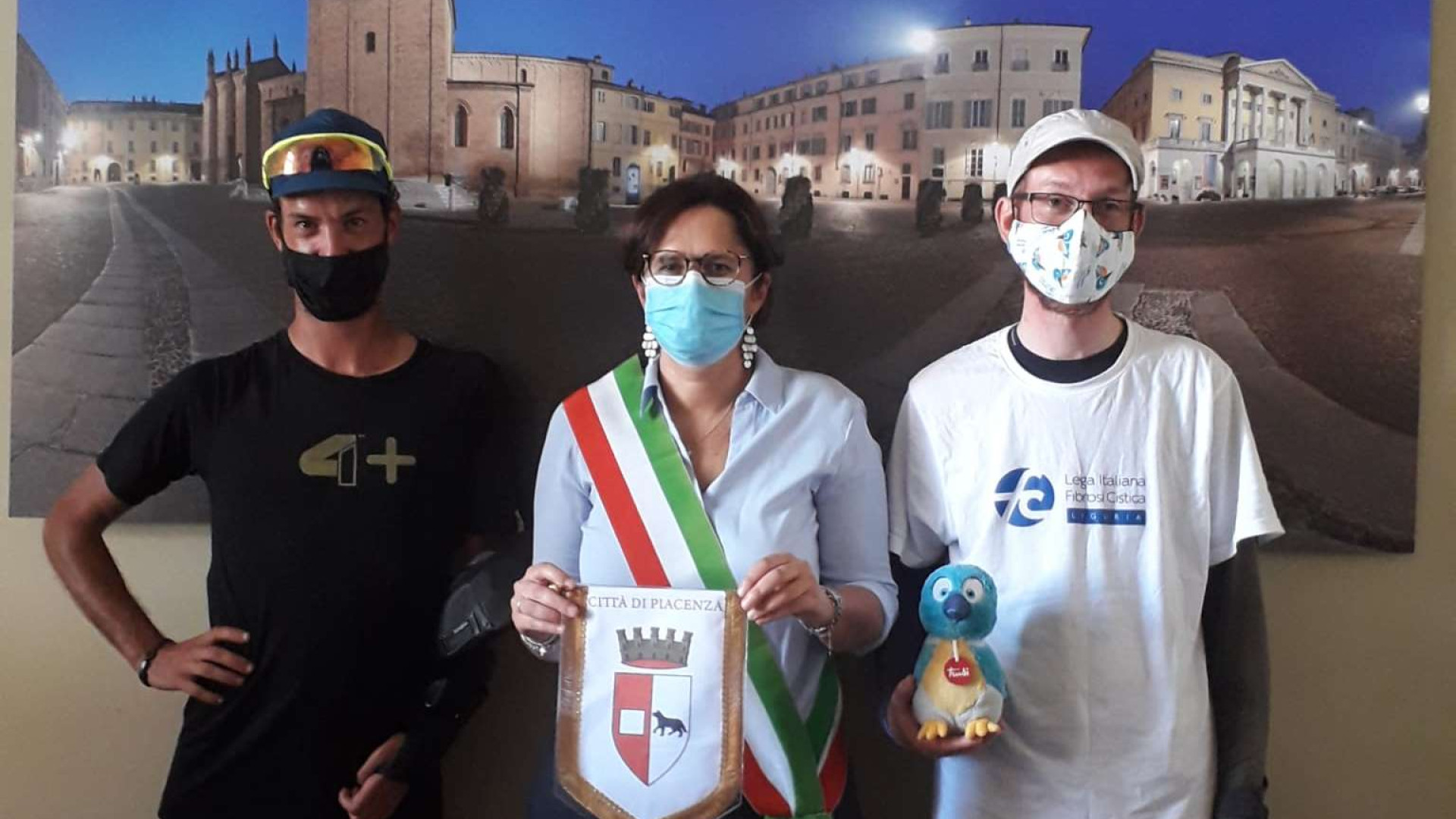 A piedi lungo la Francigena per solidarietà, due pellegrini si incontrano a Piacenza