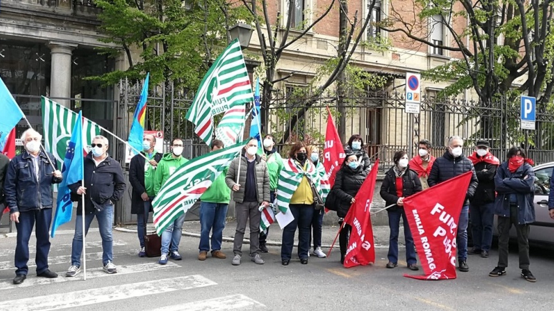 I sanitari: "Ancora in prima linea contro il Covid ma gli stipendi si abbassano"