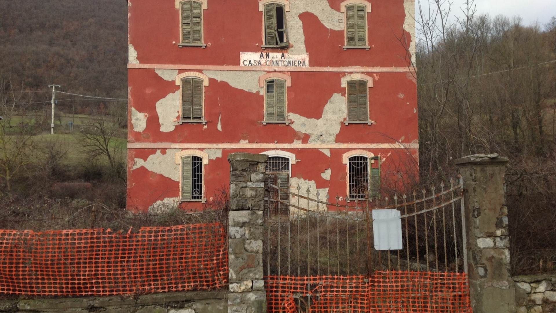 Casa cantoniera sulla ss 45 a pezzi. "Ostello per Expo 2015"