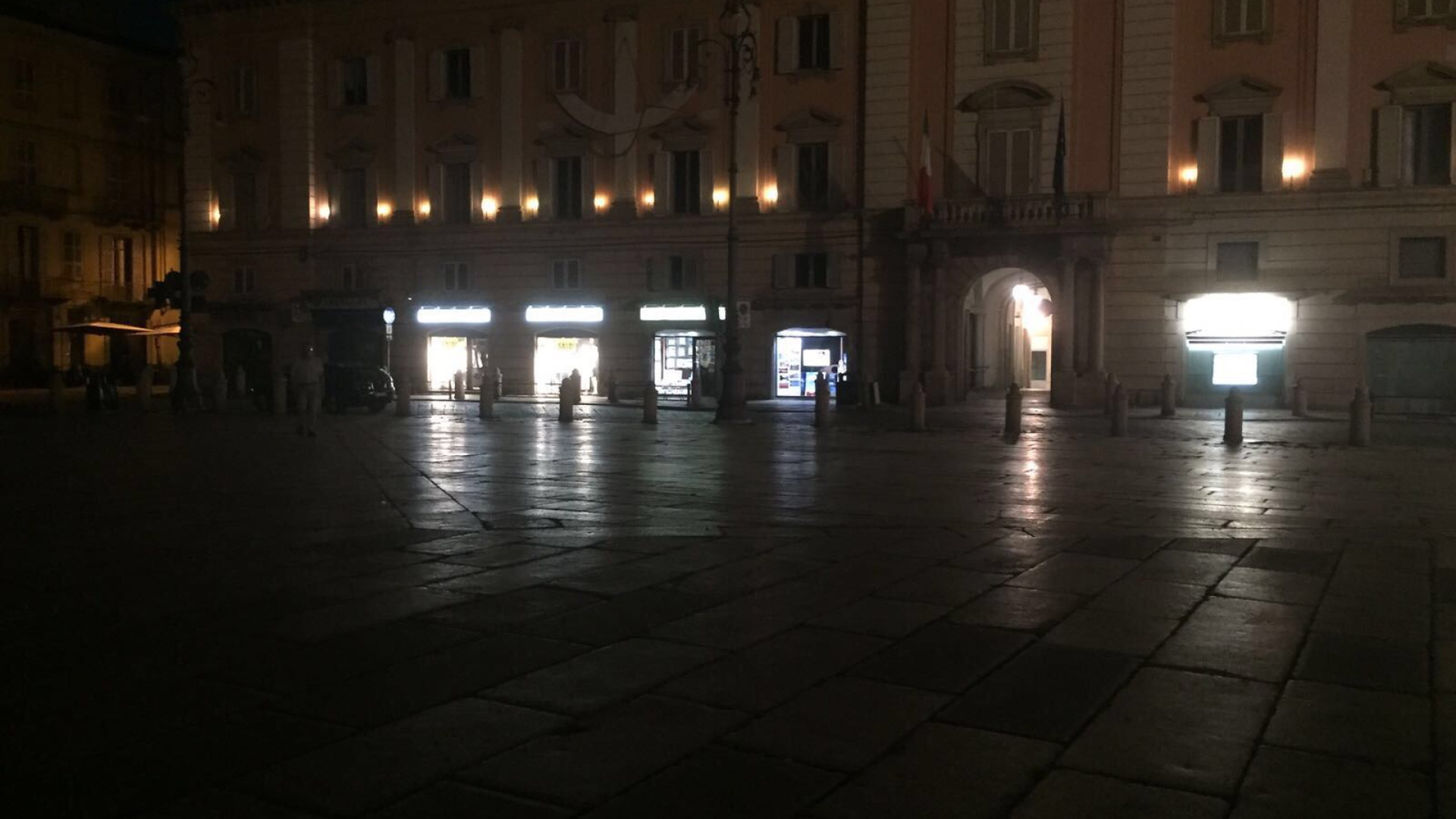 Residenti ed esercenti: "Piazza Cavalli al buio da settimane"