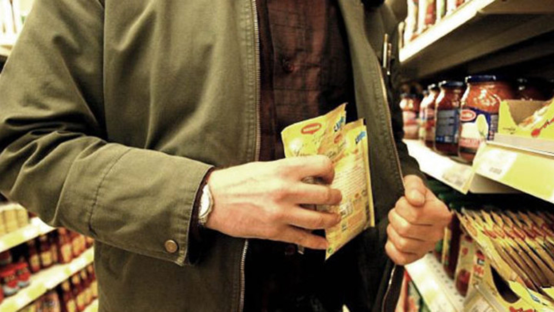 Scarpe, biancheria intima e generi alimentari: i carabinieri fermano due taccheggiatori