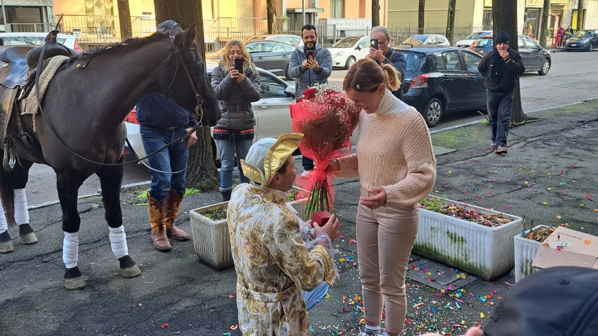 Il principe azzurro arriva a cavallo in via Boselli: "Mi vuoi sposare?"