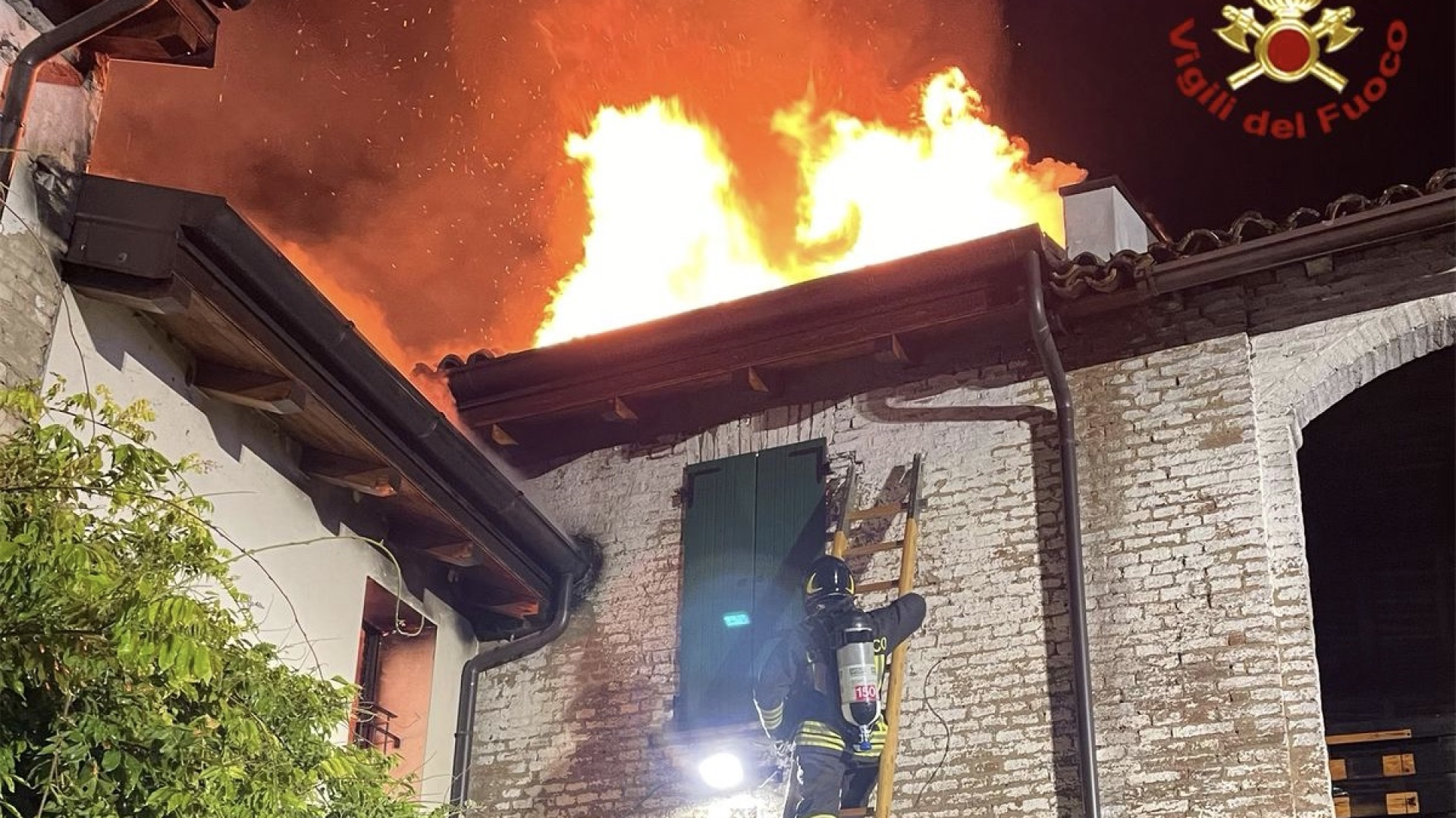 Cascina in fiamme a Cadeo, sul posto quattro squadre di vigili del fuoco