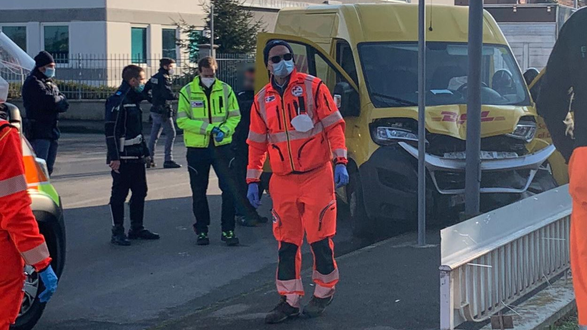 Paura alla Veggioletta: furgone si schianta contro un palo
