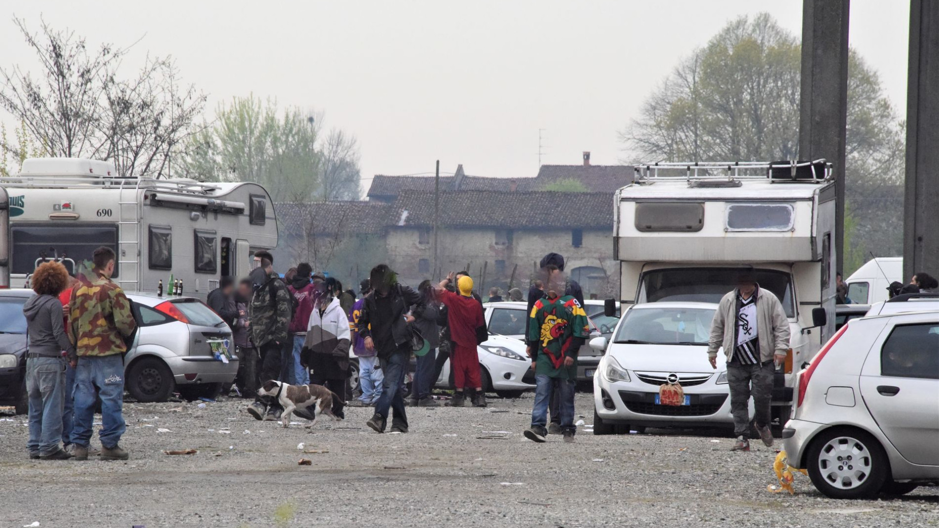 Rave party in una fabbrica abbandonata a Monticelli: 13 persone denunciate dai carabinieri