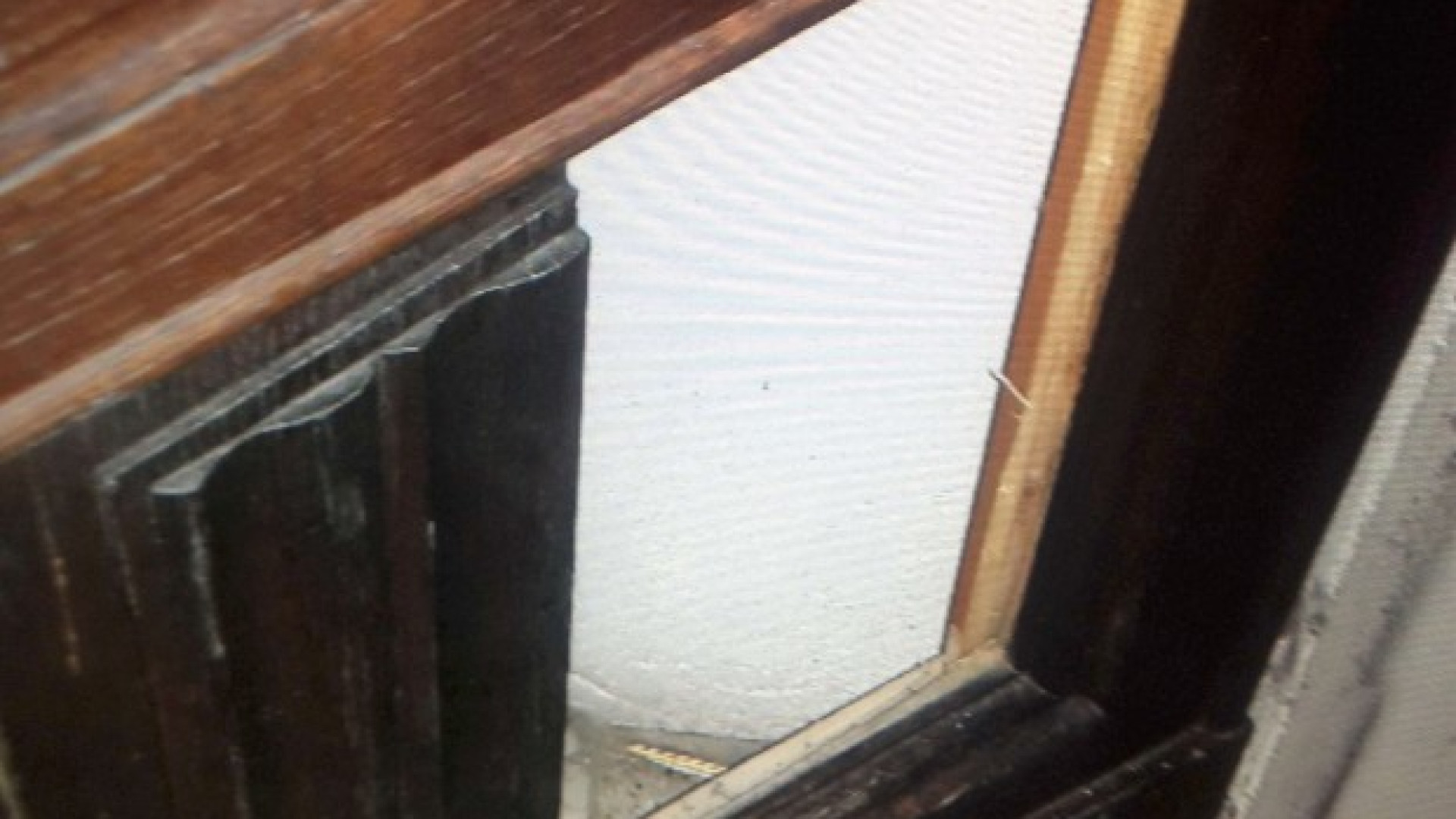 Clandestino ubriaco sfascia un portone in via Stradella. Denuncia ed espulsione
