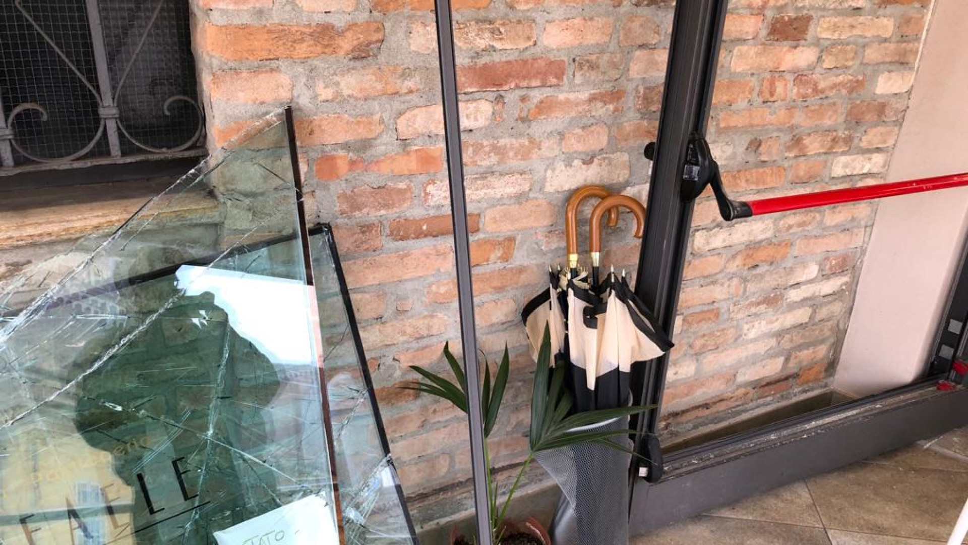 Ladri sfondano la porta del bar e saccheggiano la cassa. Secondo furto in un anno